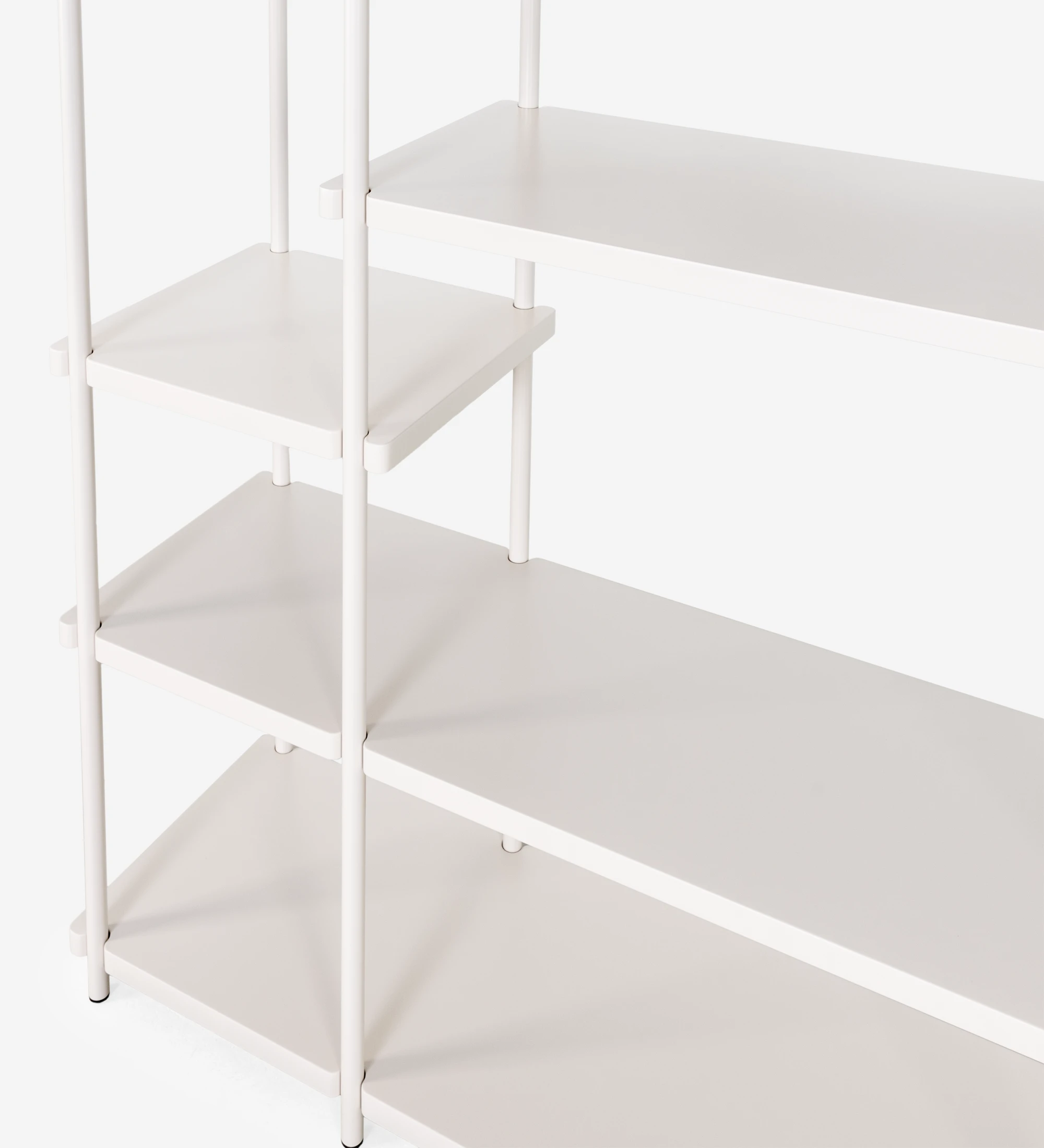 Haia bookcase with shelves and pearl lacquered metal structure, 105 x 202 cm.