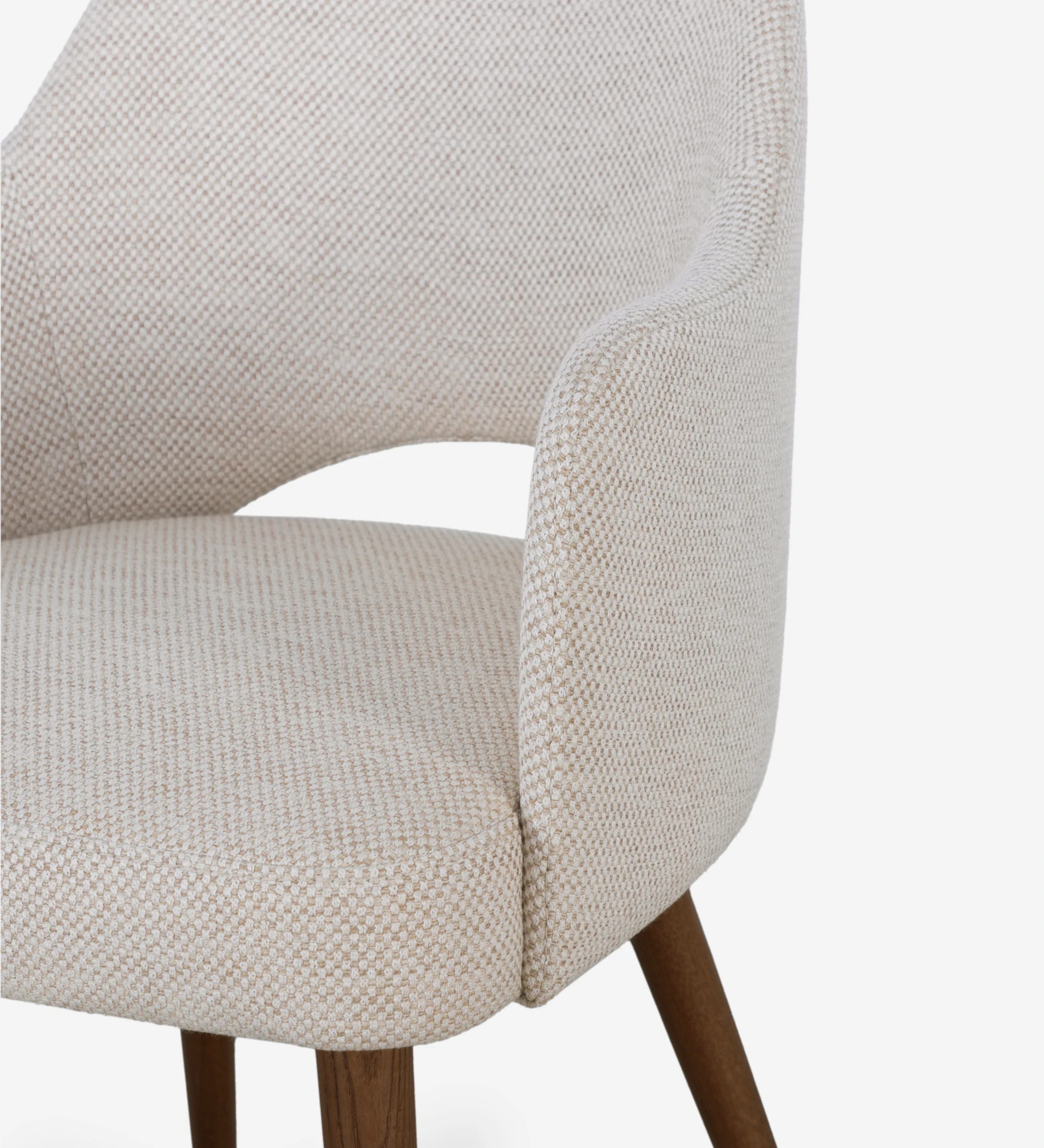 Chaise avec accoudoirs rembourrée de tissu beige et base en bois de noyer.