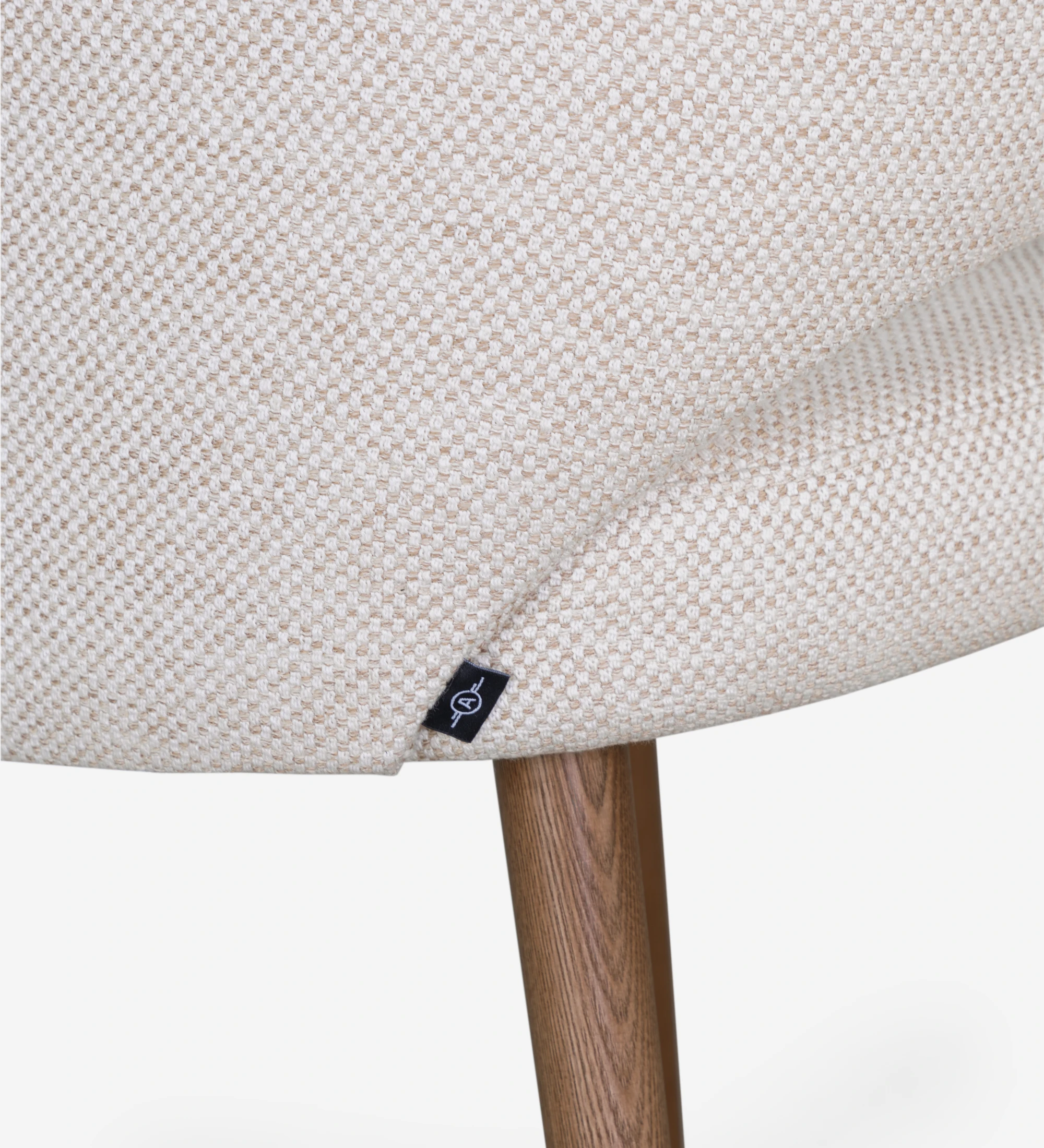 Chaise avec accoudoirs rembourrée de tissu beige et base en bois de noyer.