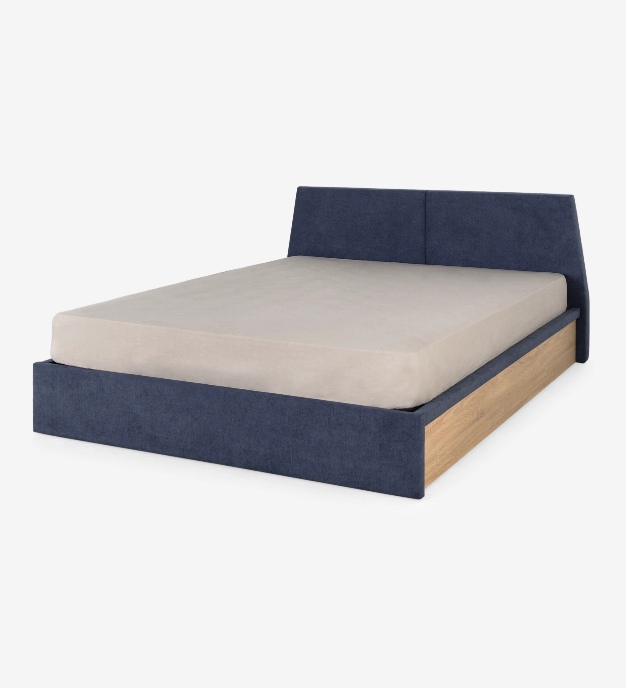 Cama doble Oslo con cabecero y pie de cama tapizados en tela azul, laterales en roble natural, almacenaje mediante plataforma elevadora.