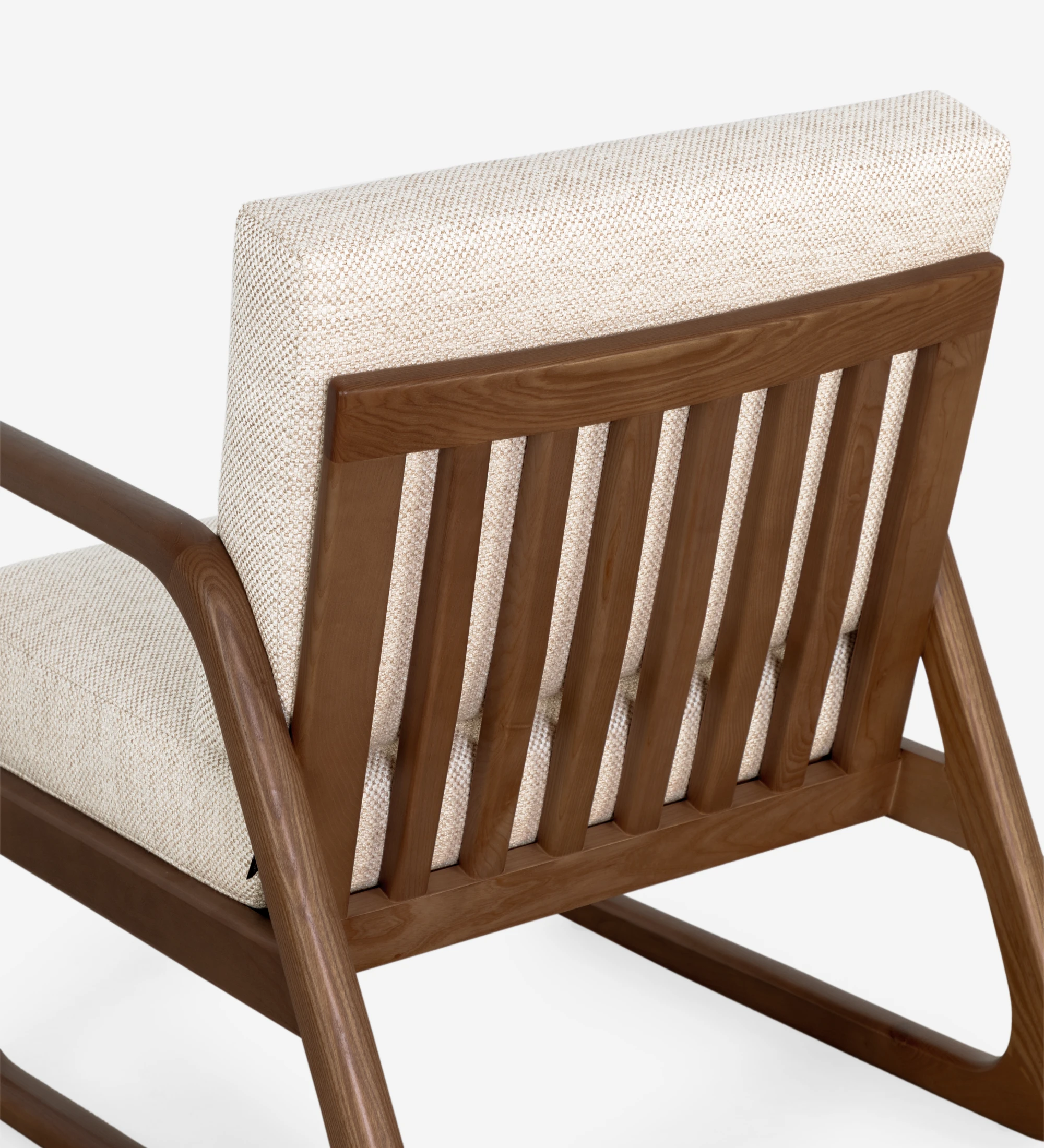 Cadeirão Antarte by IA bege elegante com pés em nogueira, detalhe de estofos acolchoados