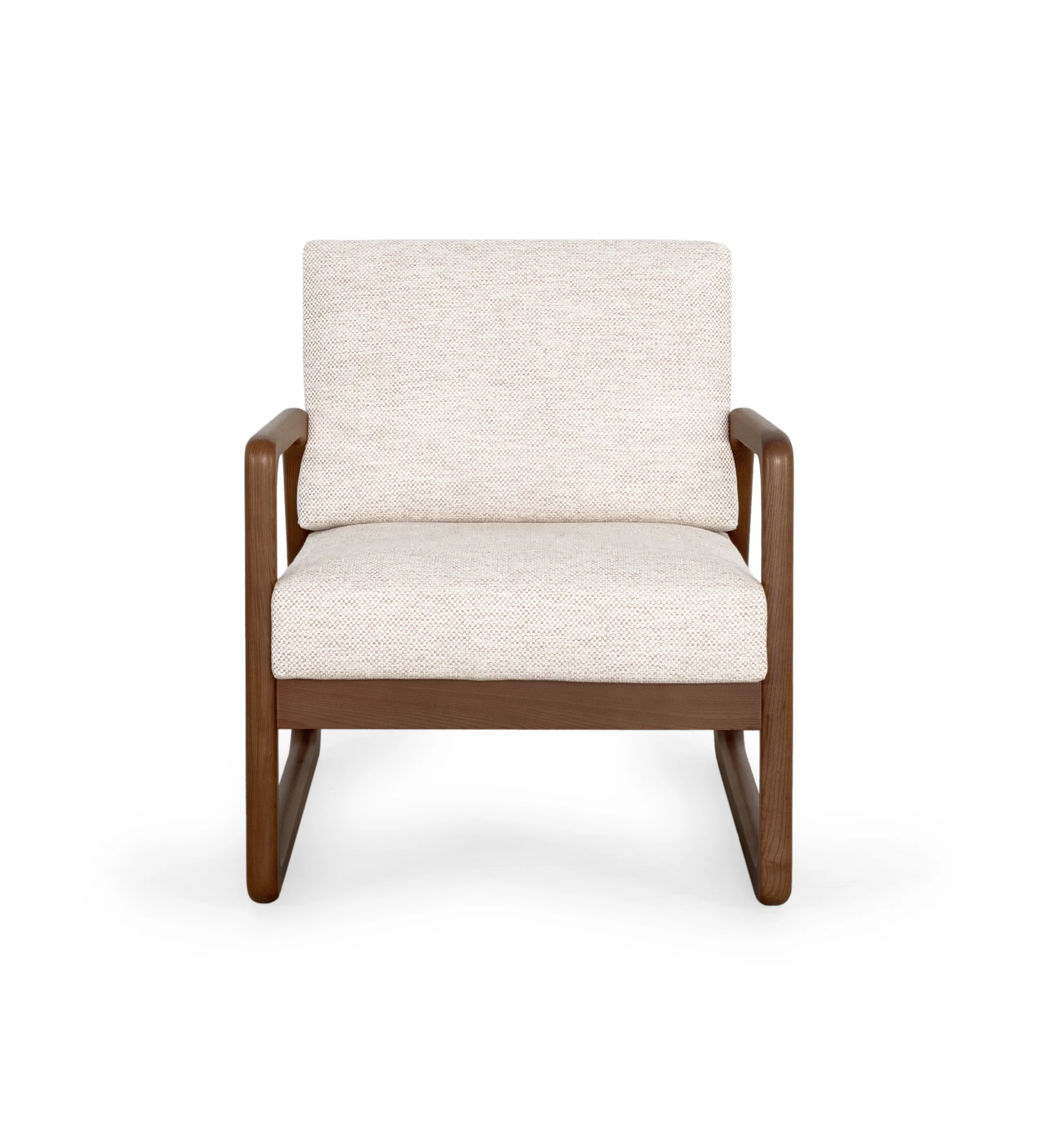 Fauteuil Antarte by IA recouvert en tissu beige, structure en bois couleur noyer.