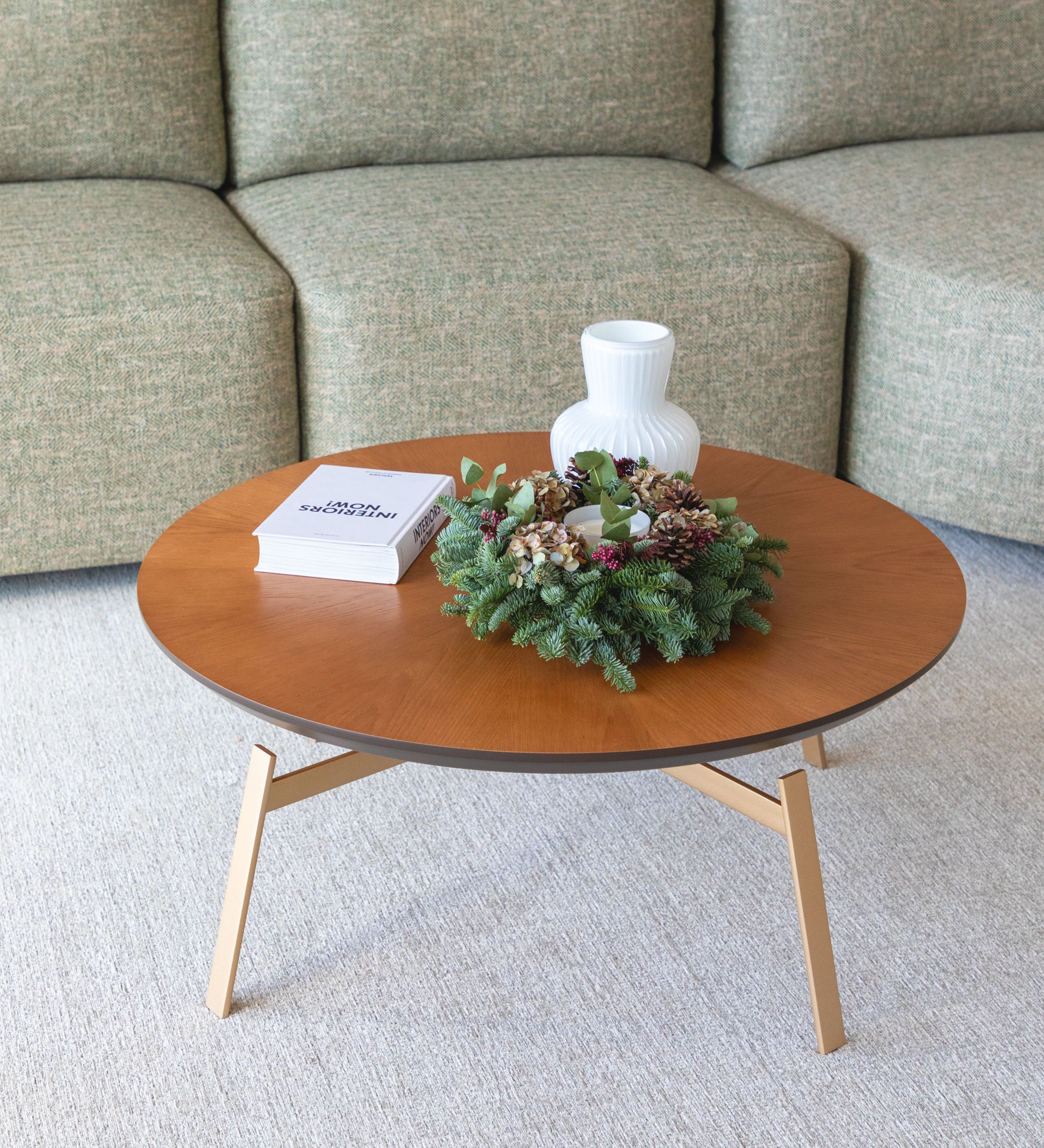 Tokyo round center table, honey-colored natural leaf top and gold lacquered metal feet, Ø 100 cm.