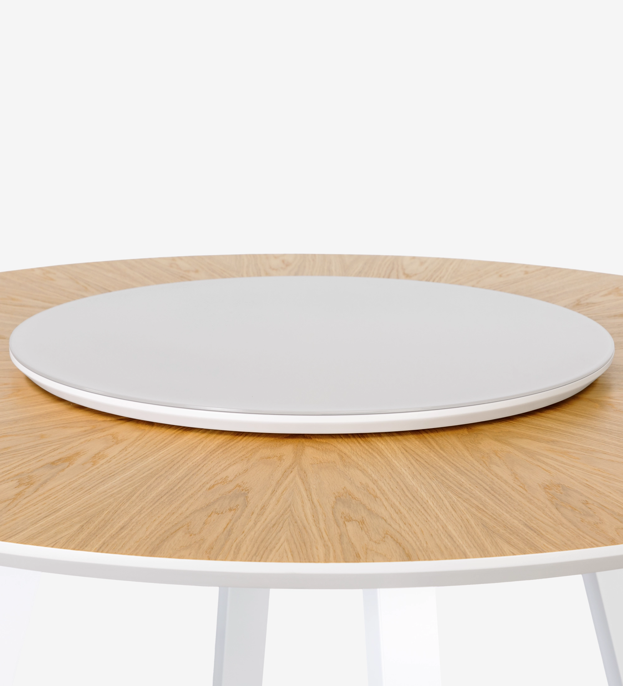 Table de repas ronde Nice Ø 150 cm, plateau bas en chêne naturel, plateau tournant en verre et pieds laqués nacrés.