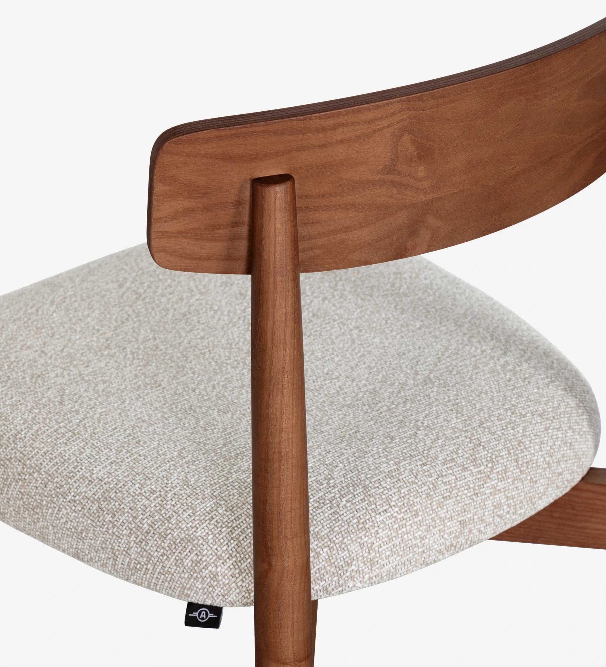 Silla de madera color nuez con asiento tapizado en tela