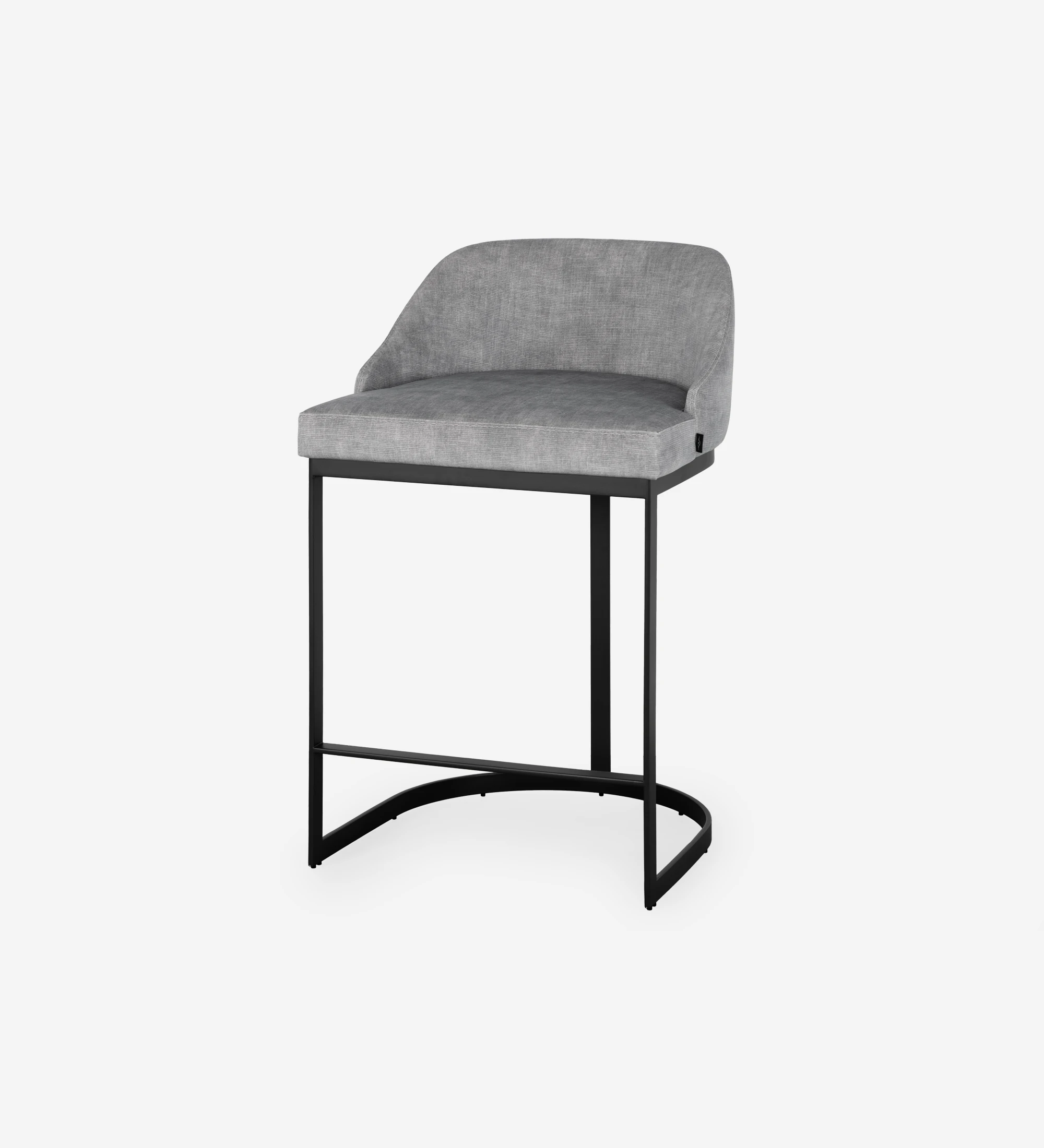 Banco con asiento y respaldo tapizado en tela de terciopelo gris, con pie de estructura de metal lacado en negro.