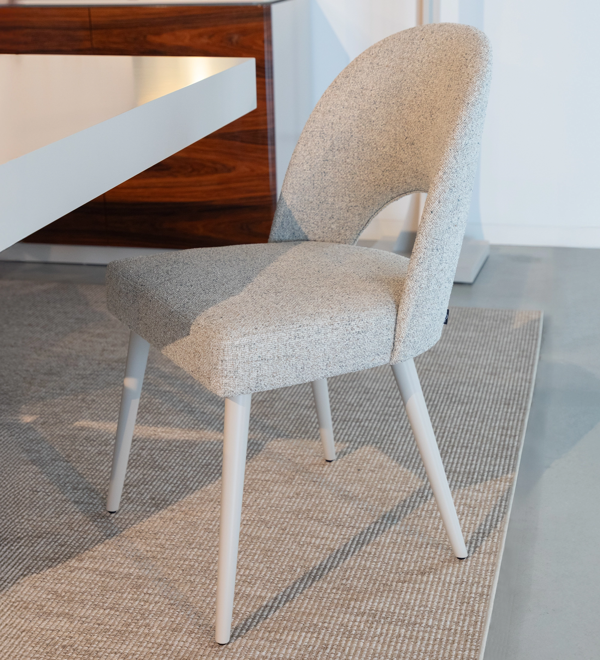 Chair upholstered in gray fabric, pearl lacquered feet.