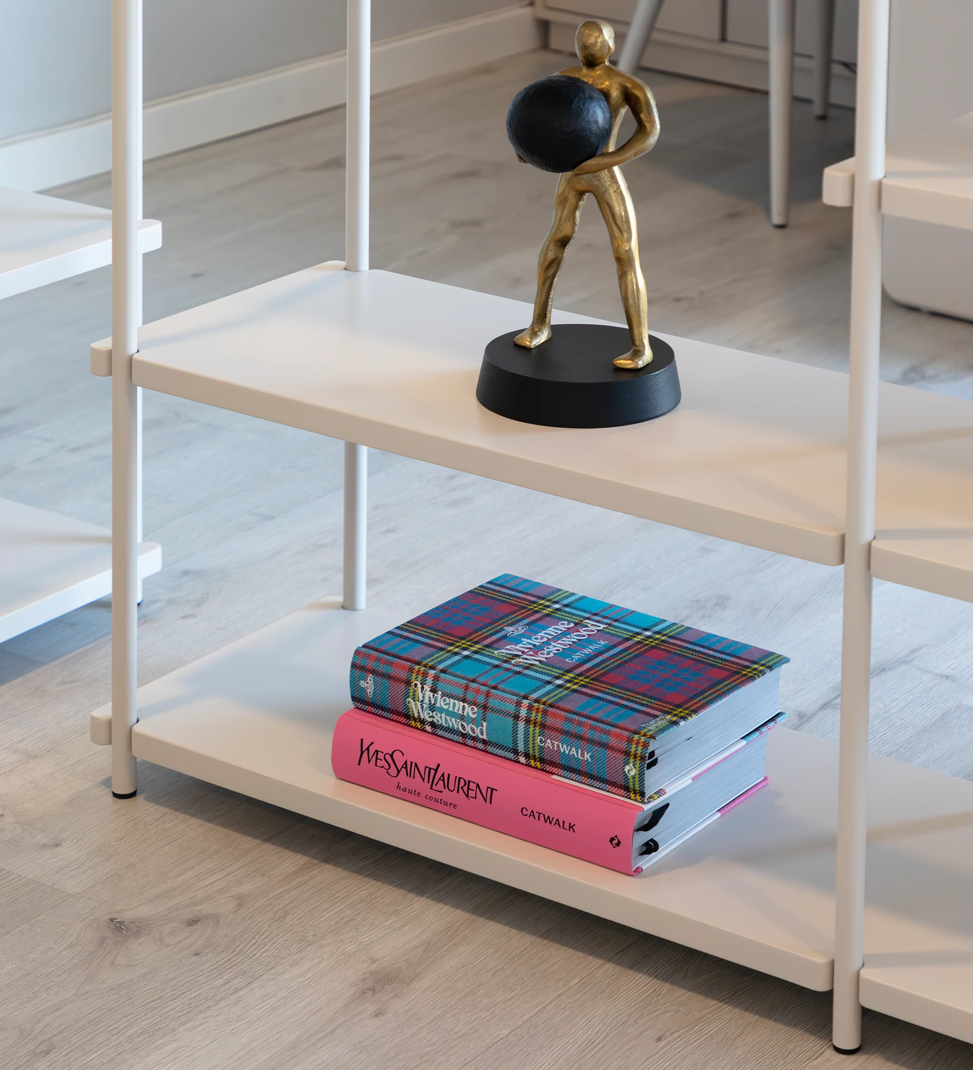 Haia bookcase with shelves and pearl lacquered metal structure, 105 x 202 cm.