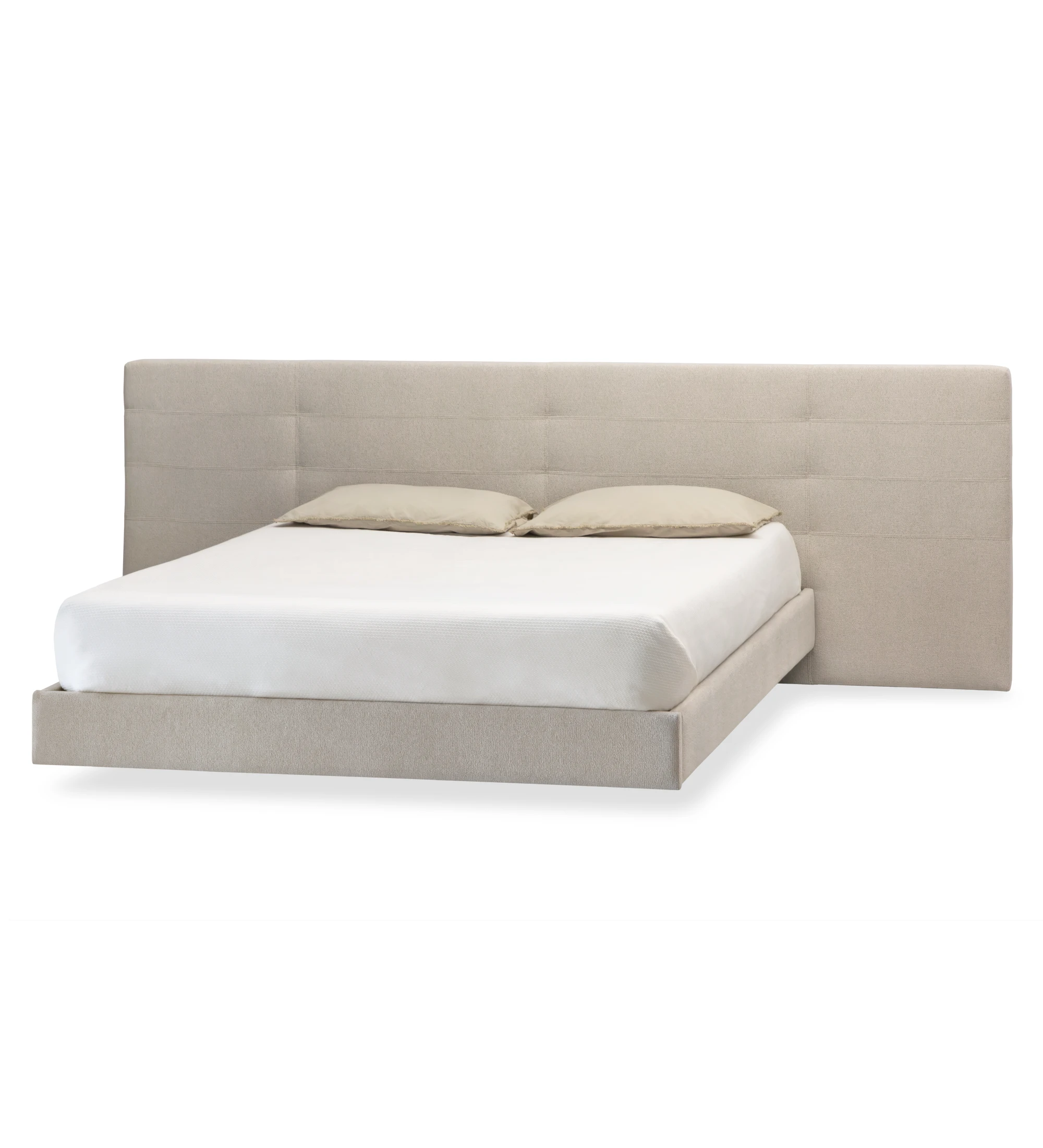  Cama doble con cabecero de rectángulos, tapizada en tejido beige, con pie de cama suspendido.