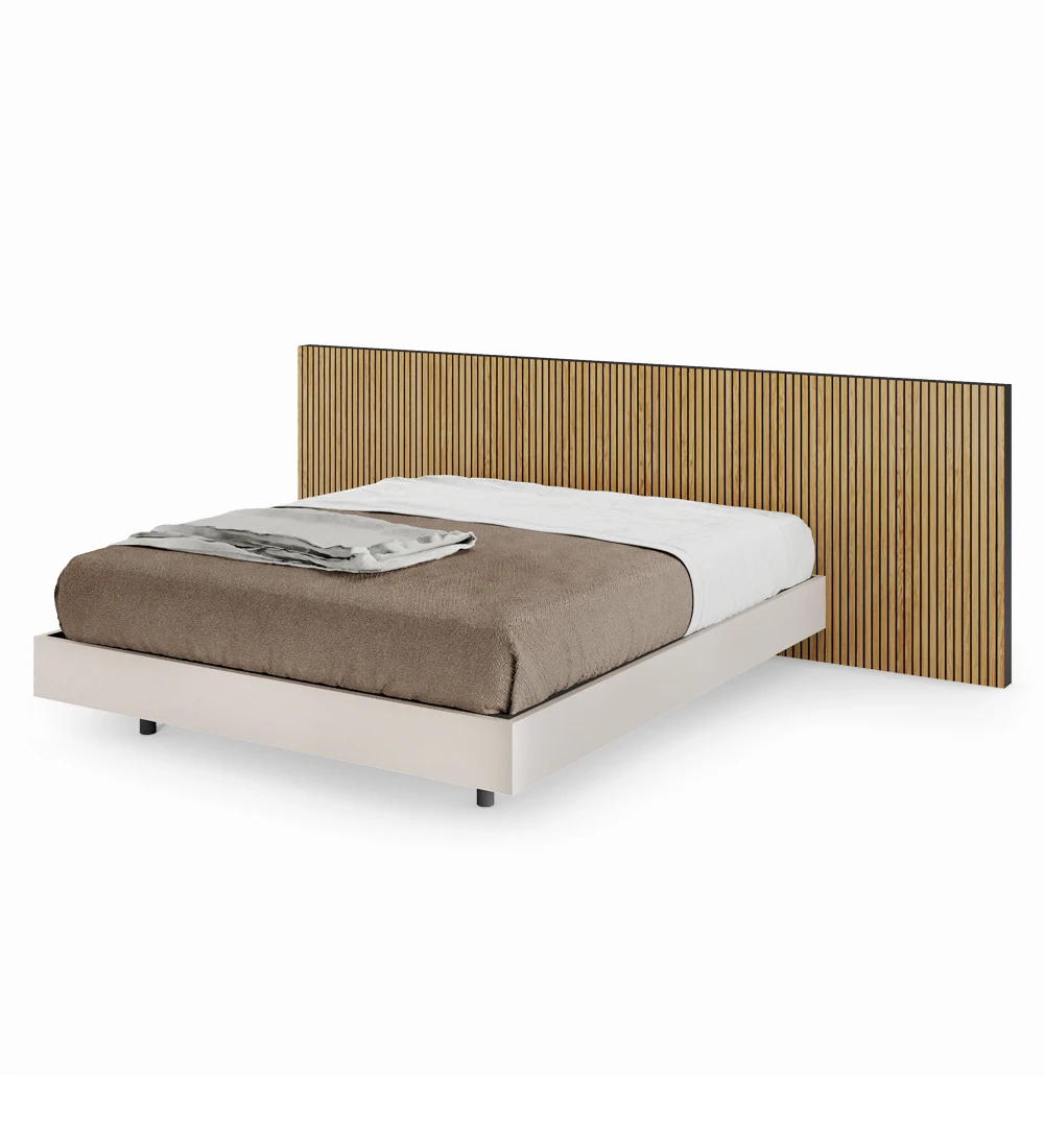 Cama doble con cabecero con frisos en roble natural y base suspendida en perla.