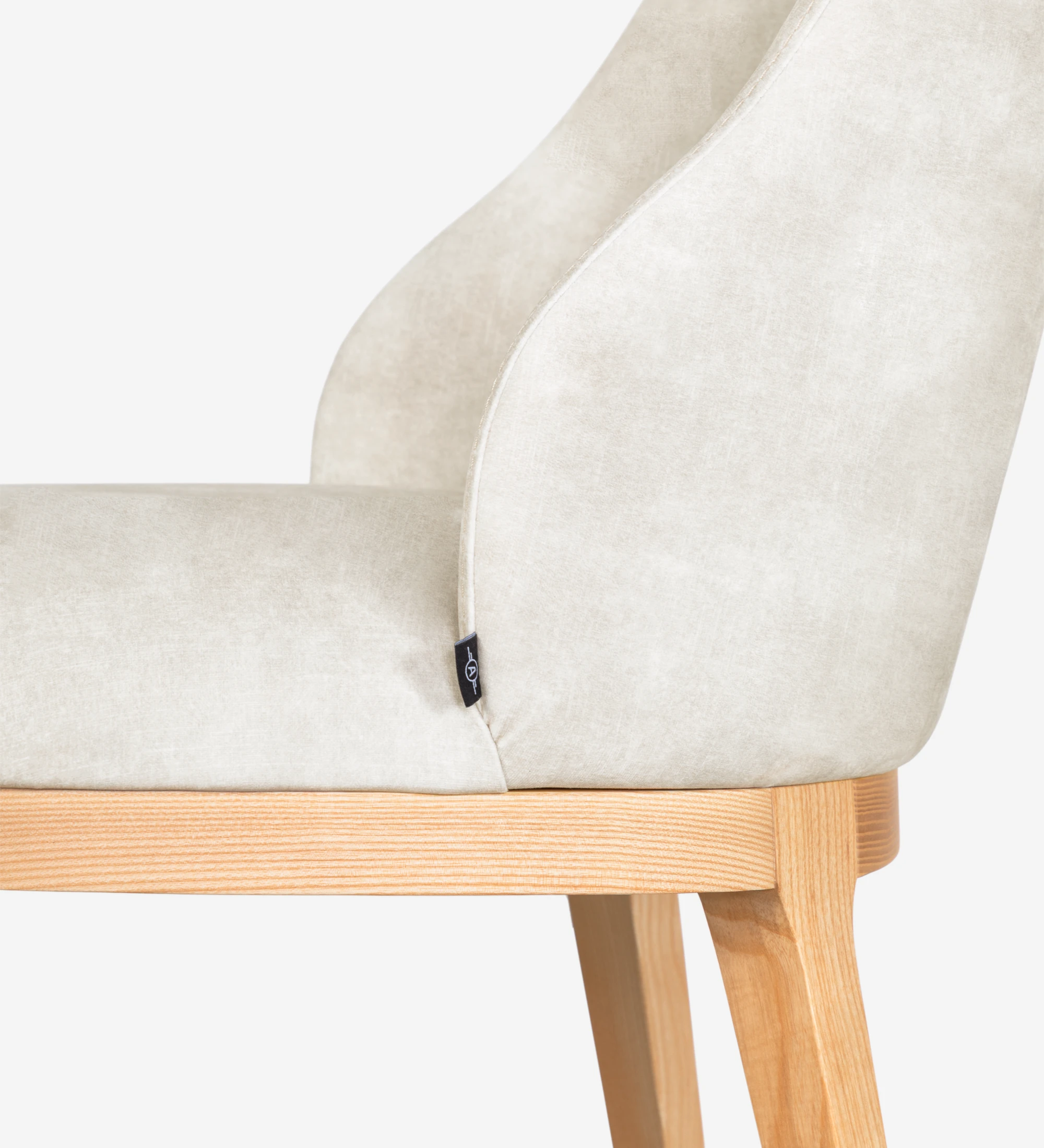 Silla tapizada en tejido, con pies en madera.