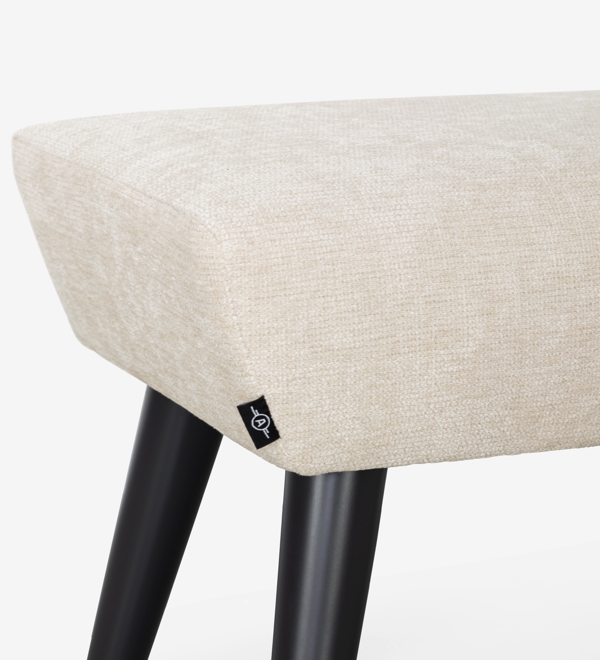 Pousa Pés Oslo em tecido bege com detalhes dos pés lacados a negro e design moderno