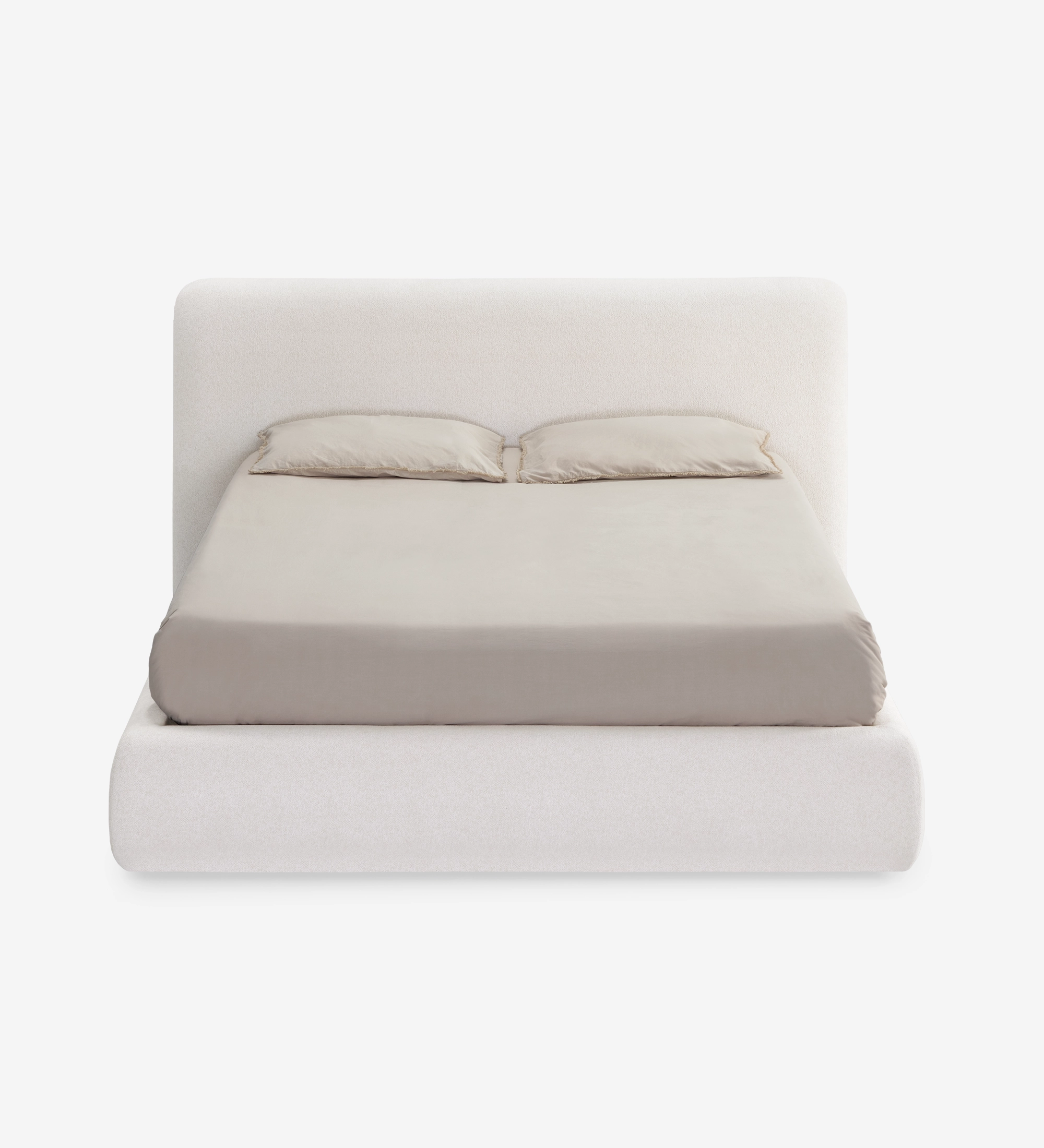 Cama de casal estofada creme com cabeceira almofadada e dois travesseiros