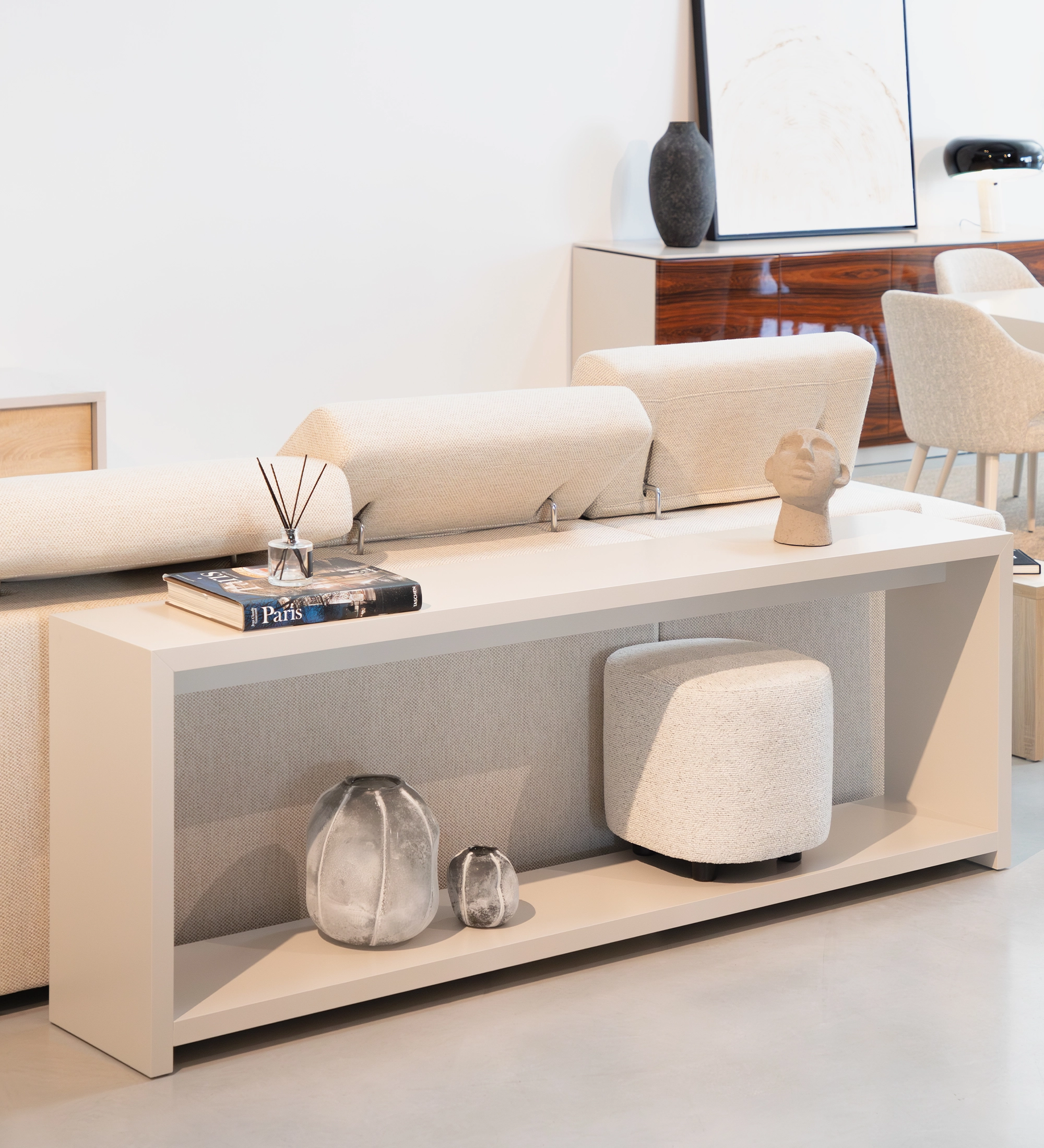 Cannes square puff, upholstered in pearl fabric, black feet, 40 x 40 cm.