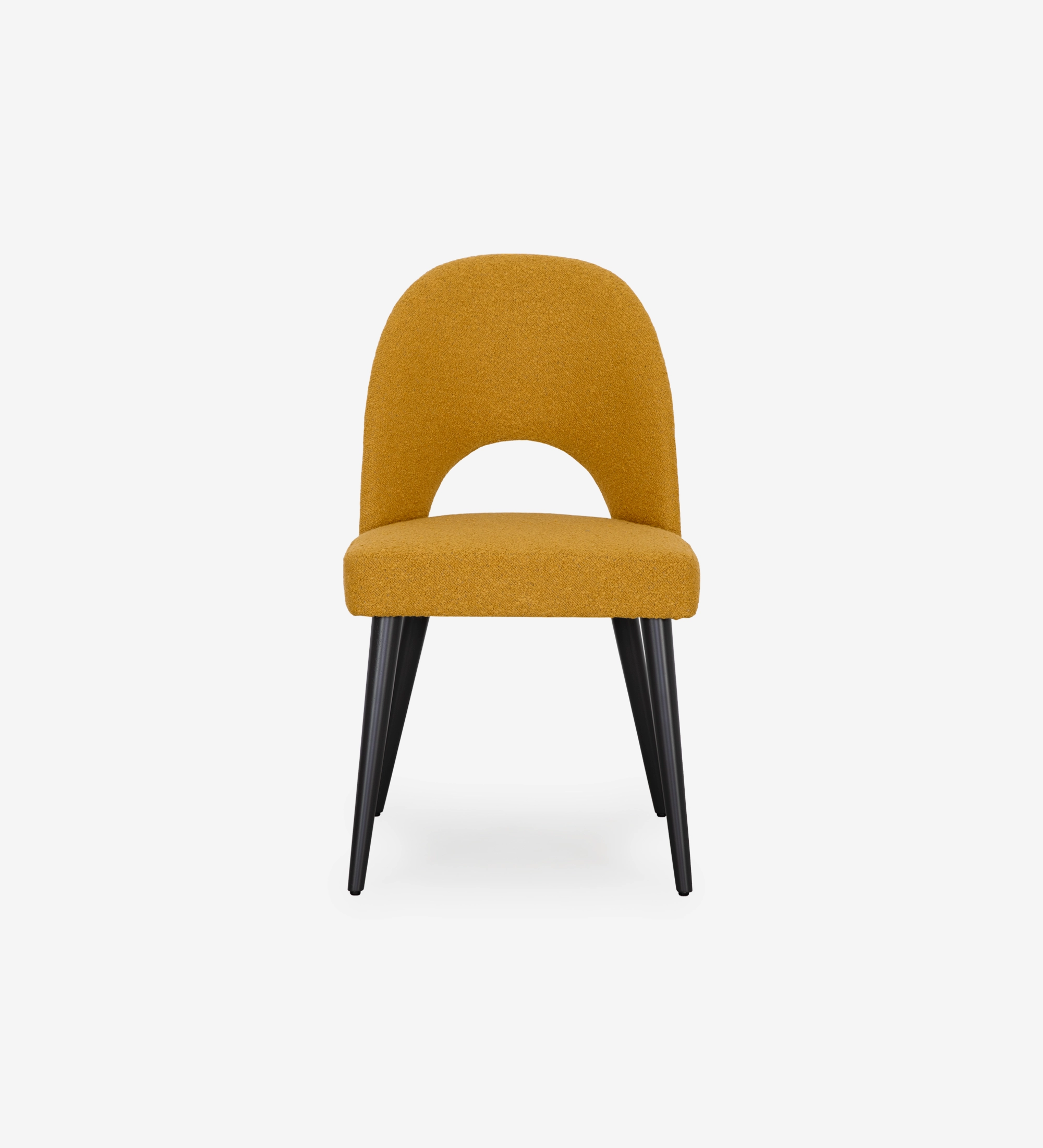 Silla tapizada en tejido amarillo, pies lacados en negro.