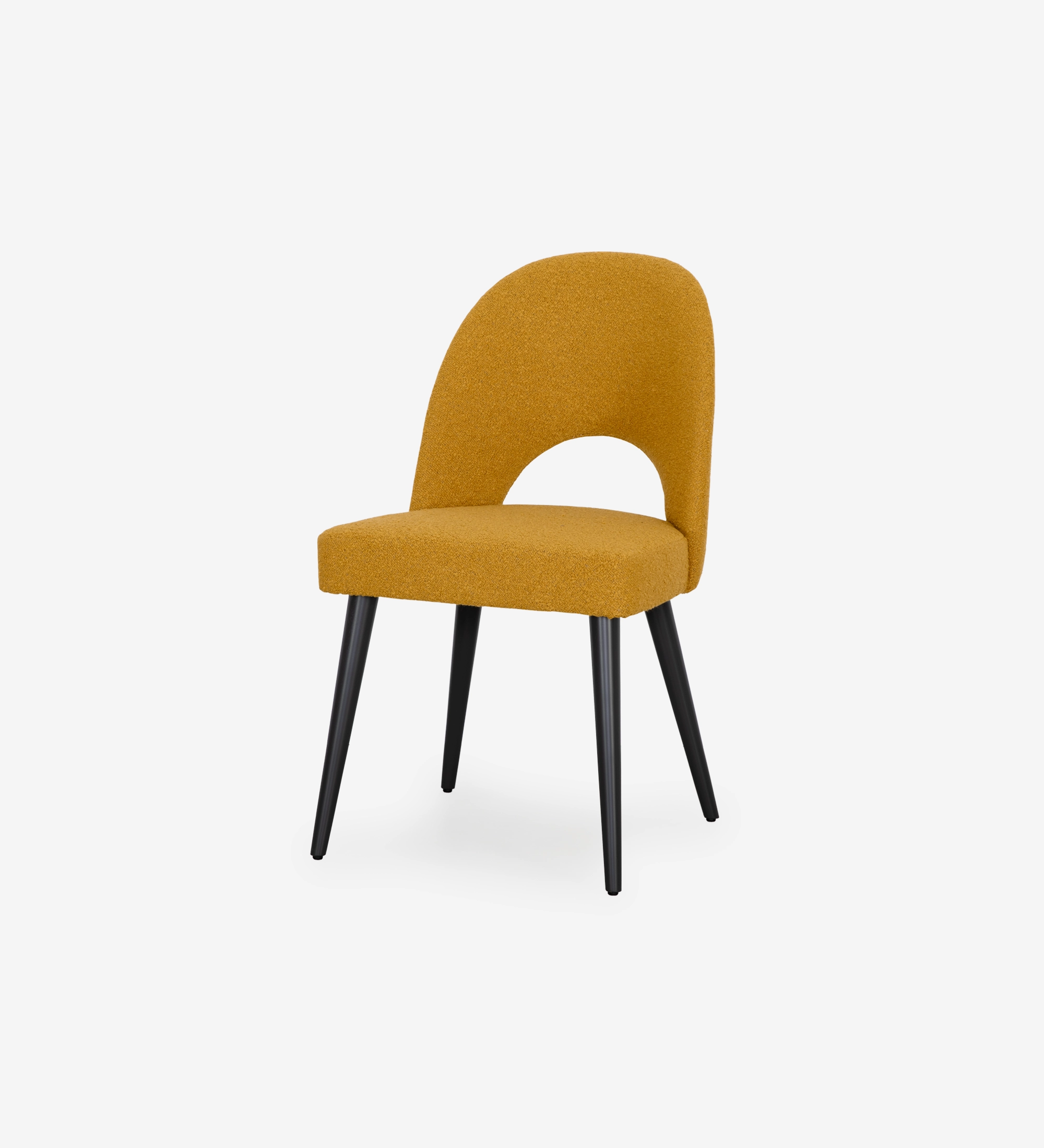 Silla tapizada en tejido amarillo, pies lacados en negro.