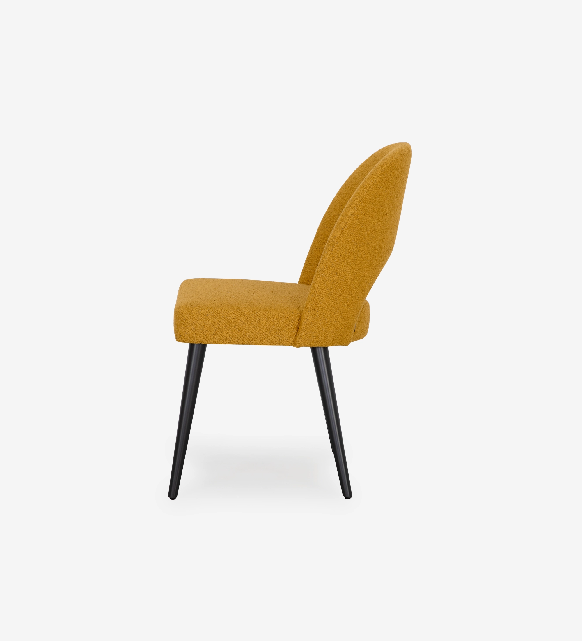 Silla tapizada en tejido amarillo, pies lacados en negro.