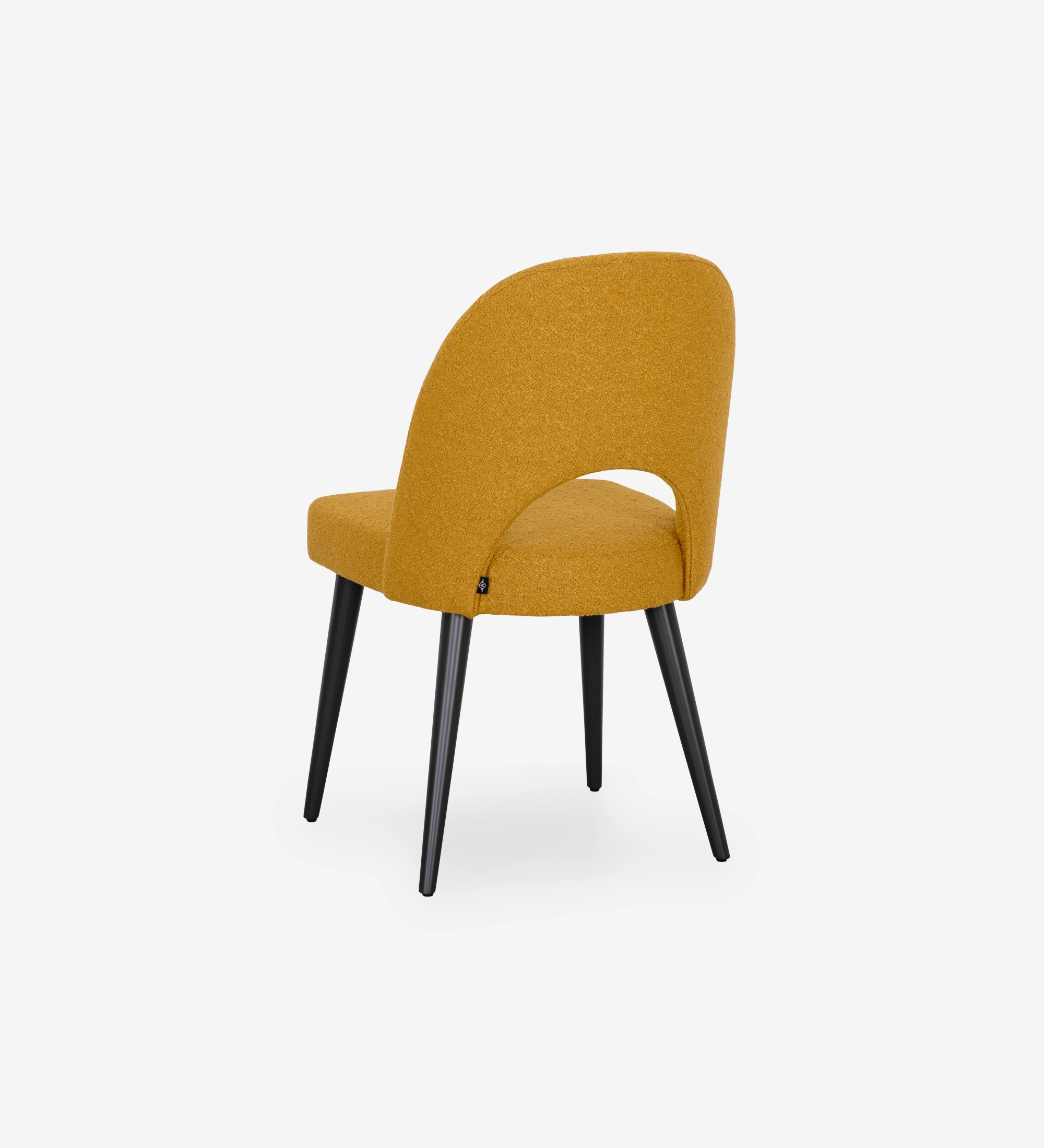 Silla tapizada en tejido amarillo, pies lacados en negro.