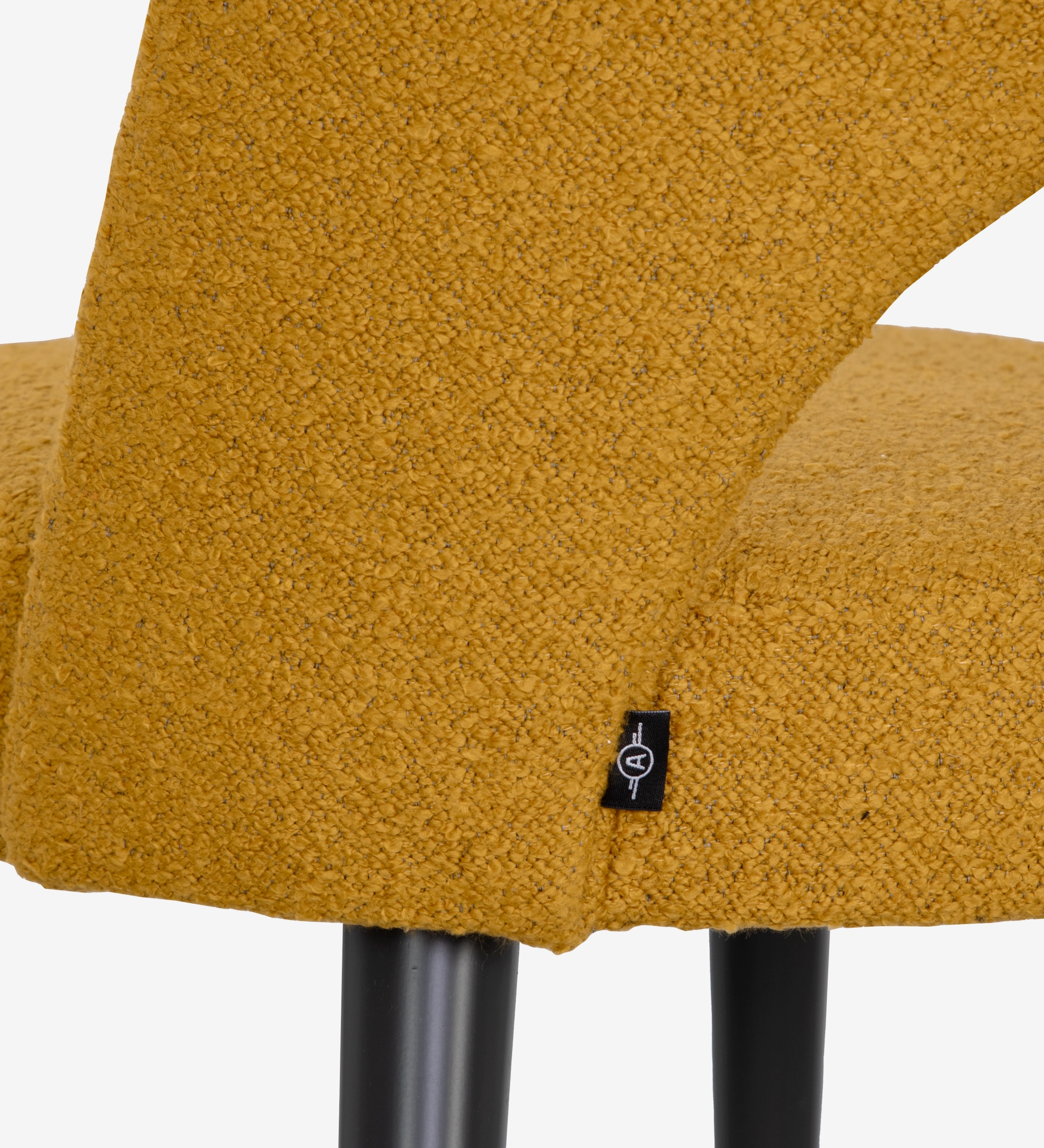 Silla tapizada en tejido amarillo, pies lacados en negro.