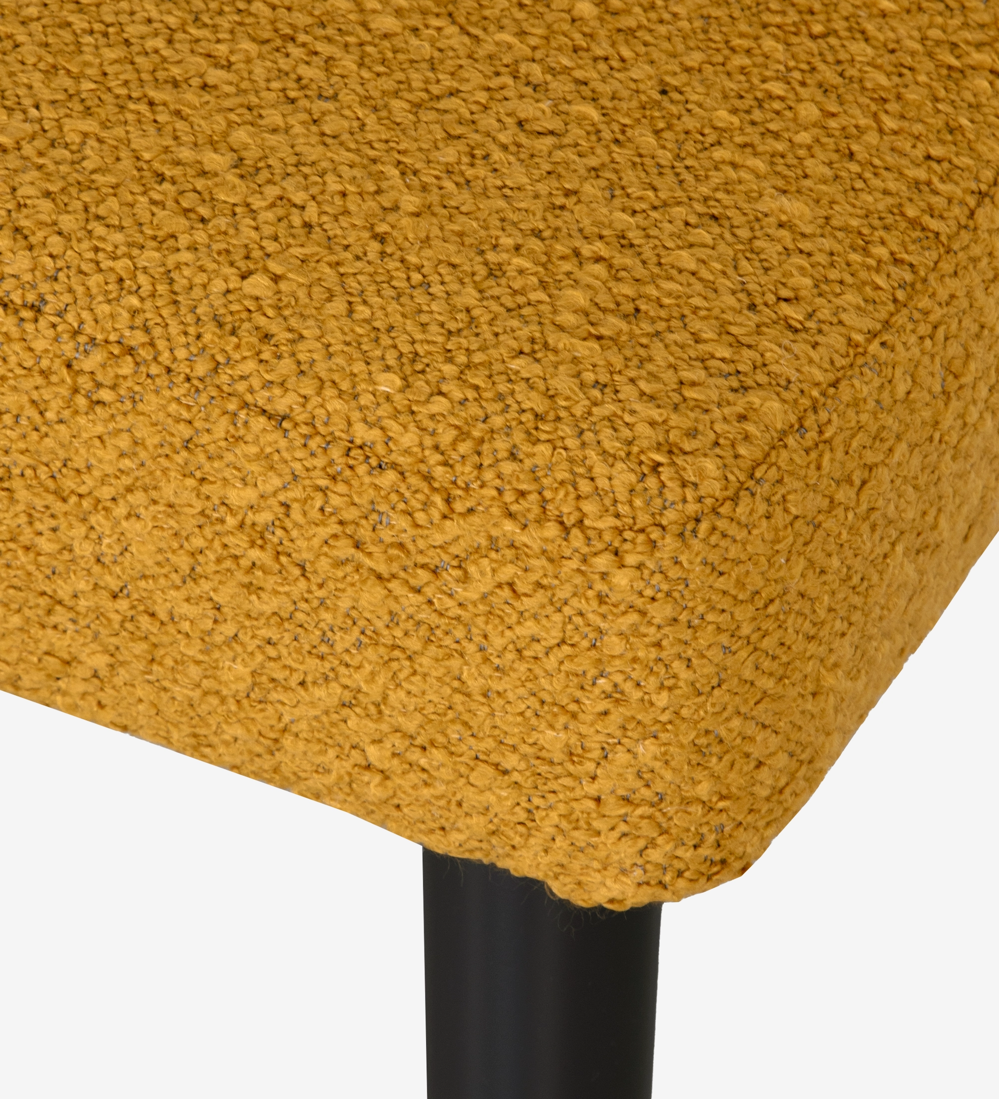 Silla tapizada en tejido amarillo, pies lacados en negro.