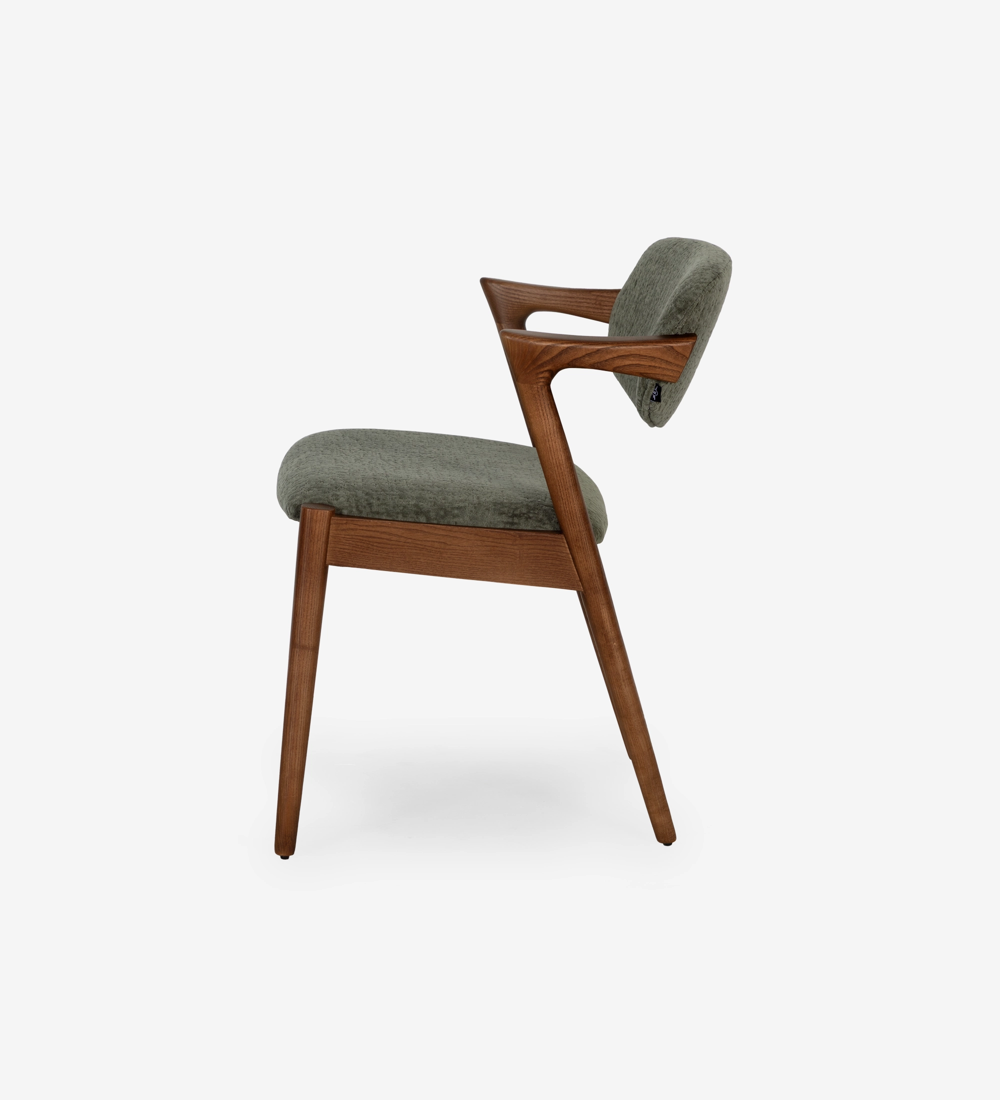 Silla en madera de fresno color nogal, con asiento y respaldo tapizado en tejido verde.