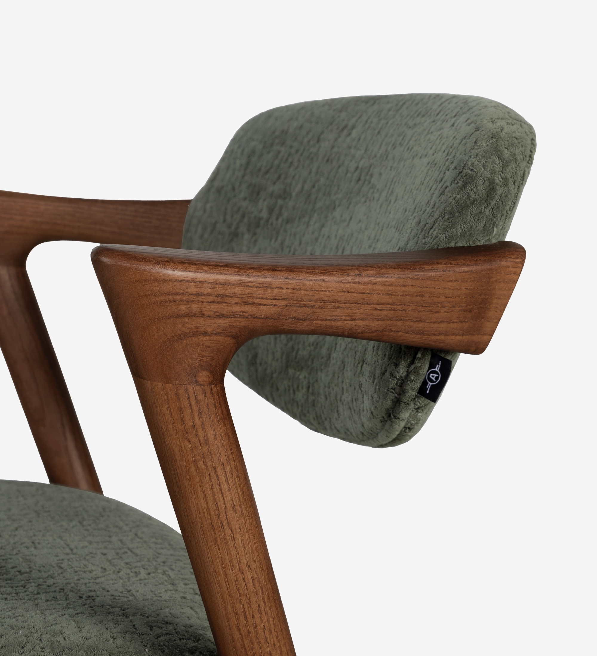 Chaise en bois de frêne couleur noyer, avec assise et dossier rembourrés en tissu vert.