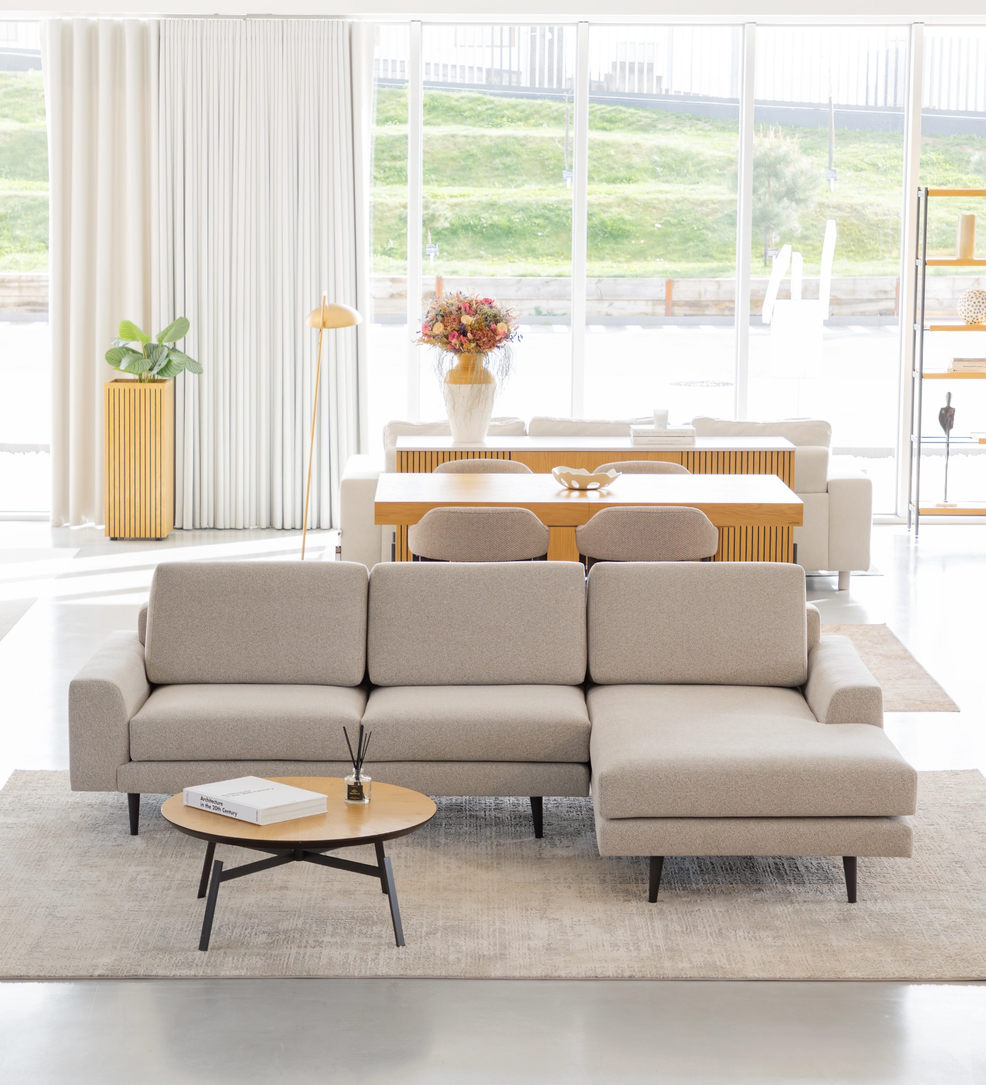 Sofá Oslo 2 lugares e chaise longue esquerda, estofado a tecido toffee, pés lacados a castanho escuro, 262 cm.