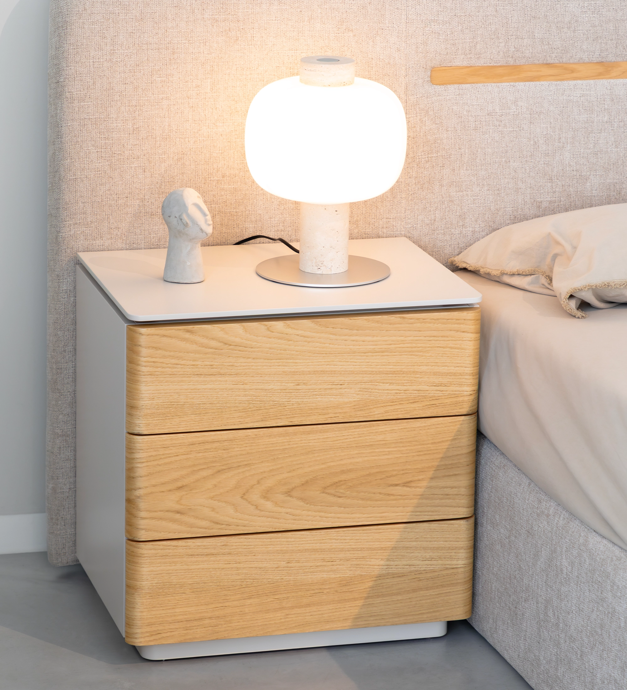 Bedside table with 3 drawers in natural oak, pearl lacquered frame.