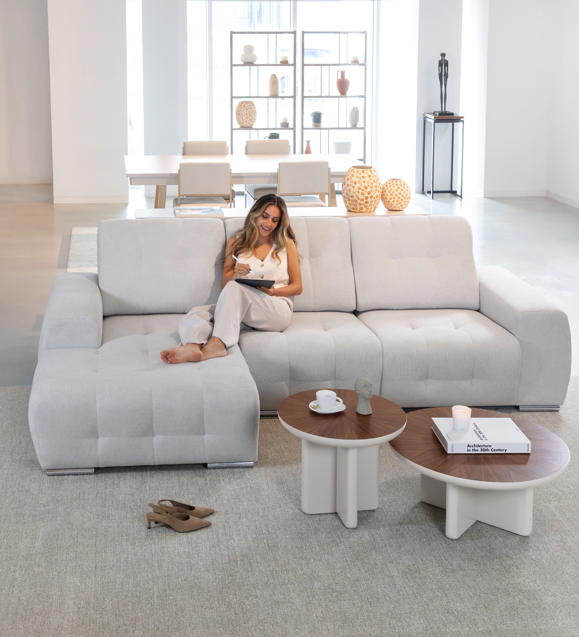 Sofá Madrid 2 plazas y chaise longue izquierdo, tapizado en tela gris, 287 cm.