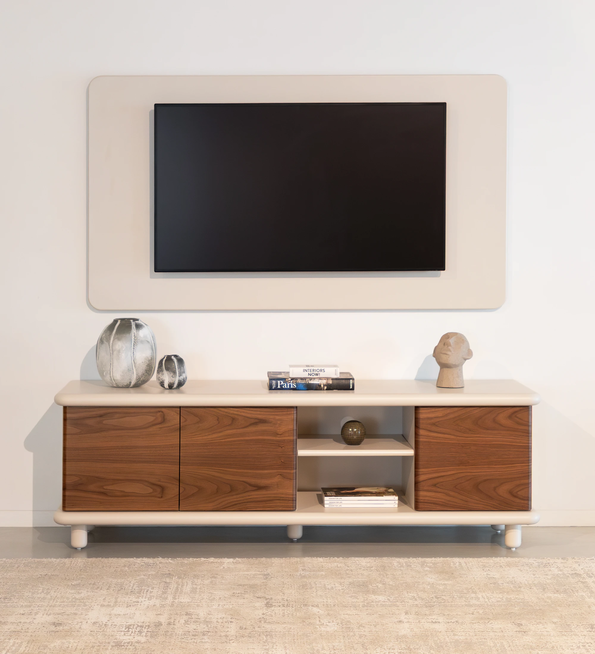 Panel de TV suspendido lacado perla, 100 x 180cm.