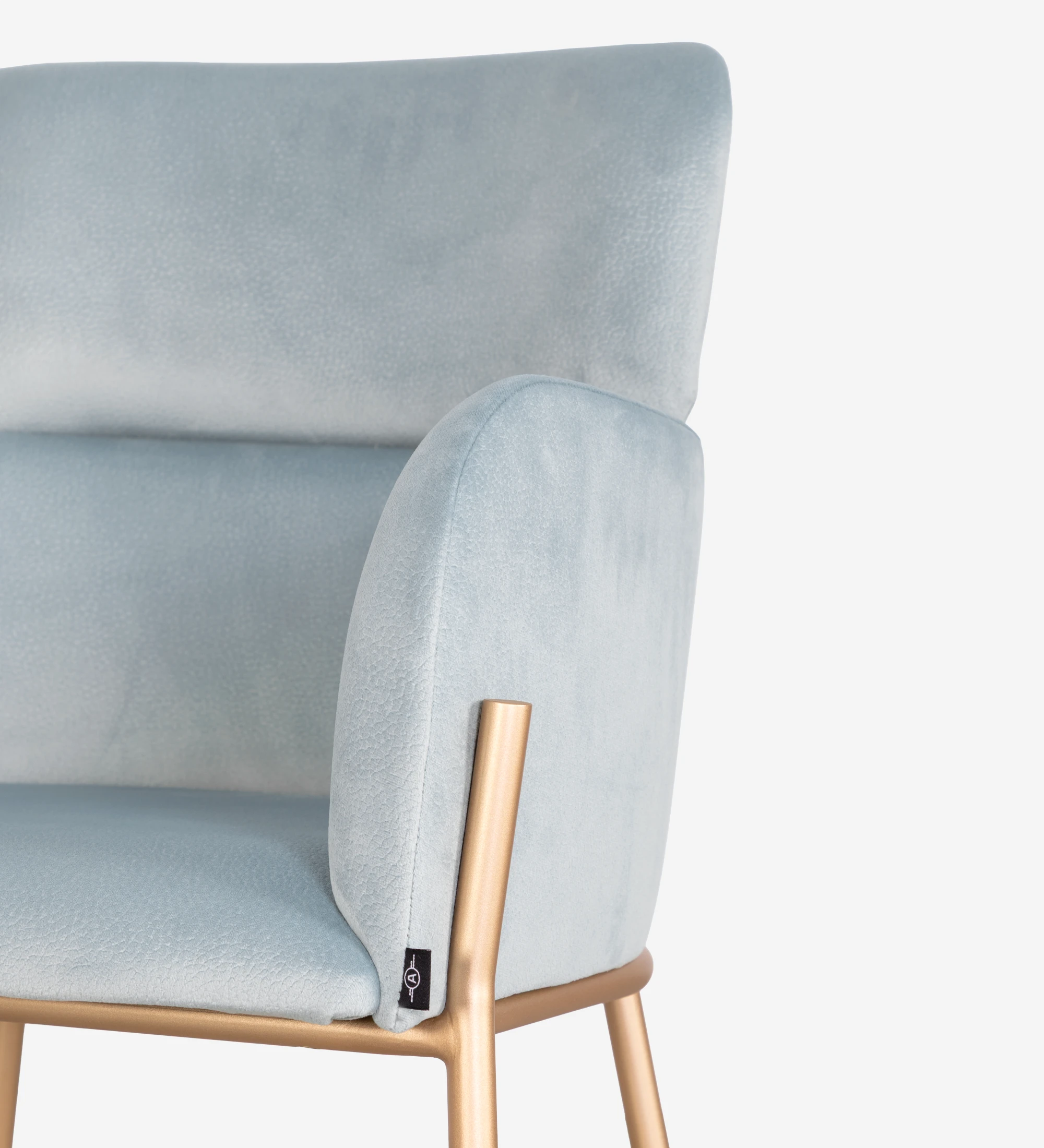 Chaise avec accoudoirs rembourrée en tissu bleu, avec structure métallique laquée en doré.