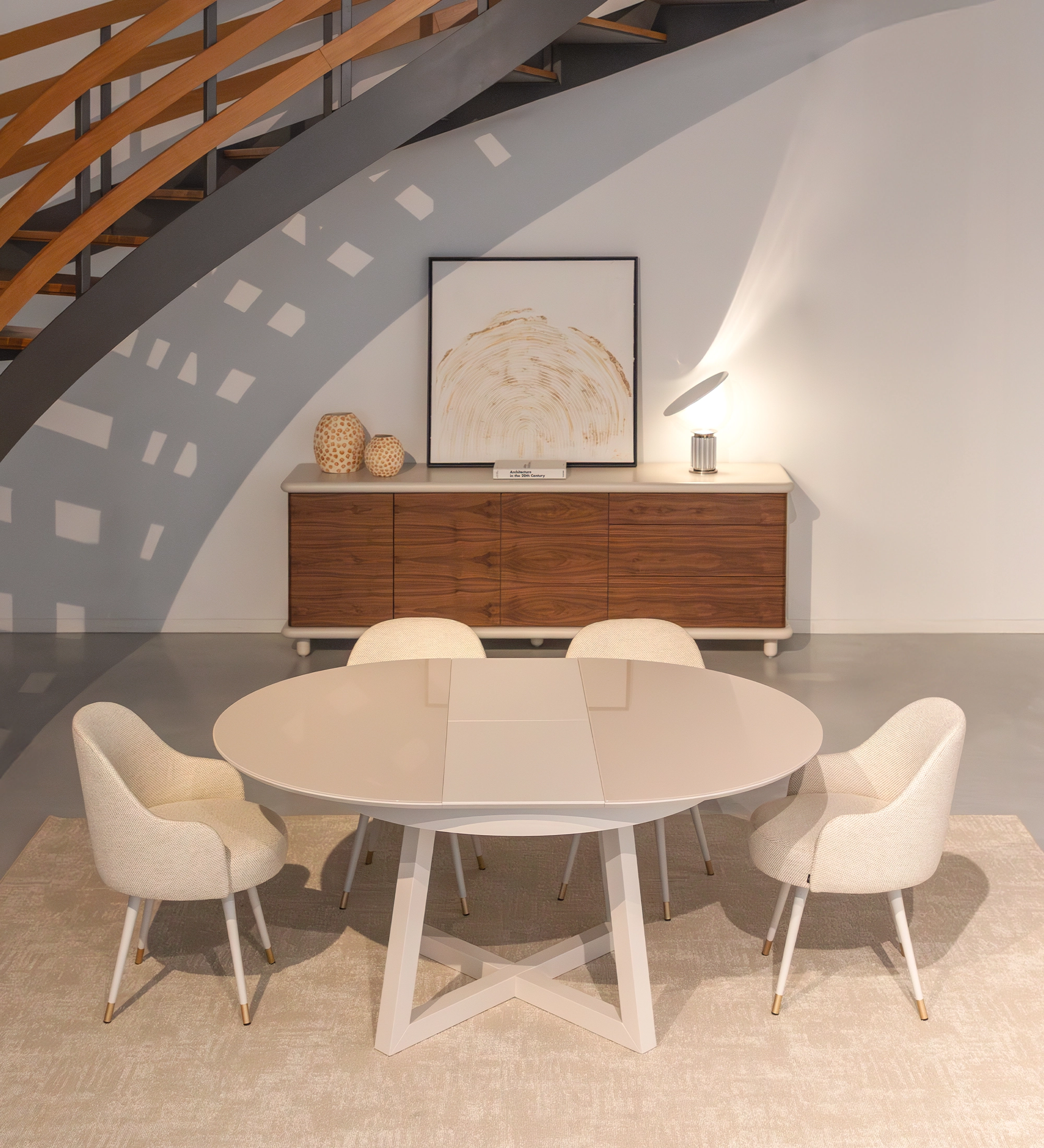 Mesa de comedor redonda extensible en lacado perla con tapa de cristal y extensión en lacado perla.