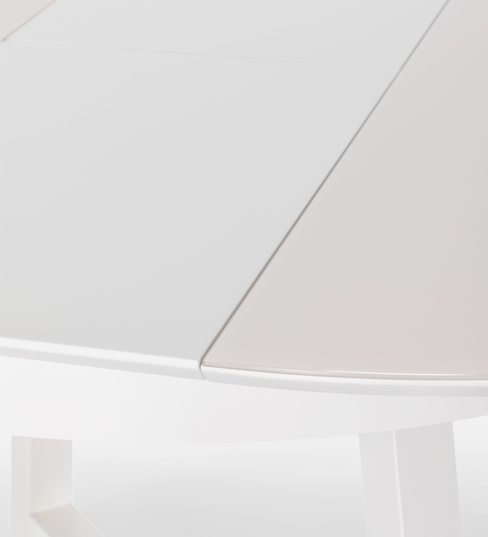 Mesa de comedor redonda extensible en lacado perla con tapa de cristal y extensión en lacado perla.