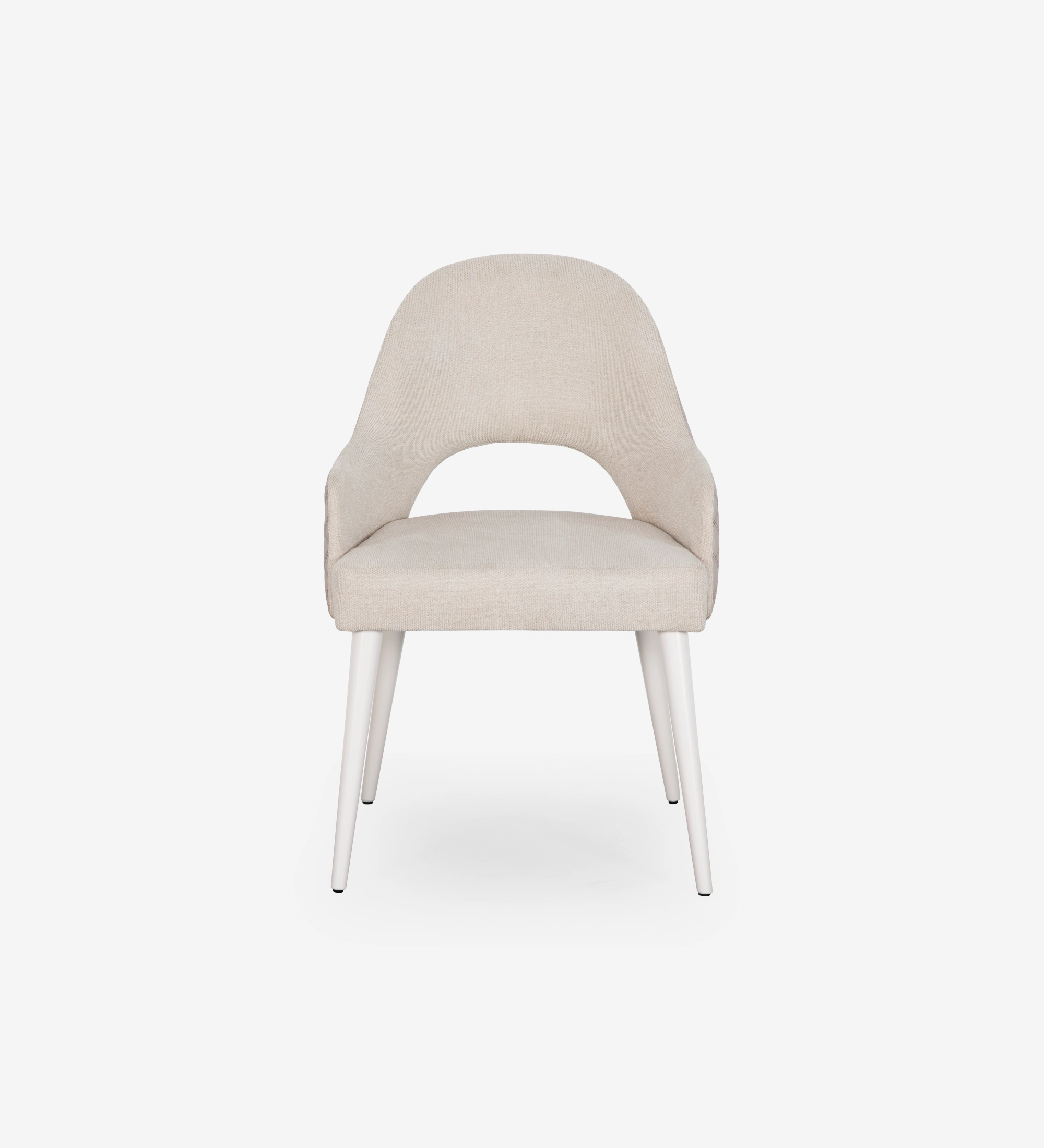 Silla con reposabrazos tapizado en tela beige, con patas lacadas en perla.