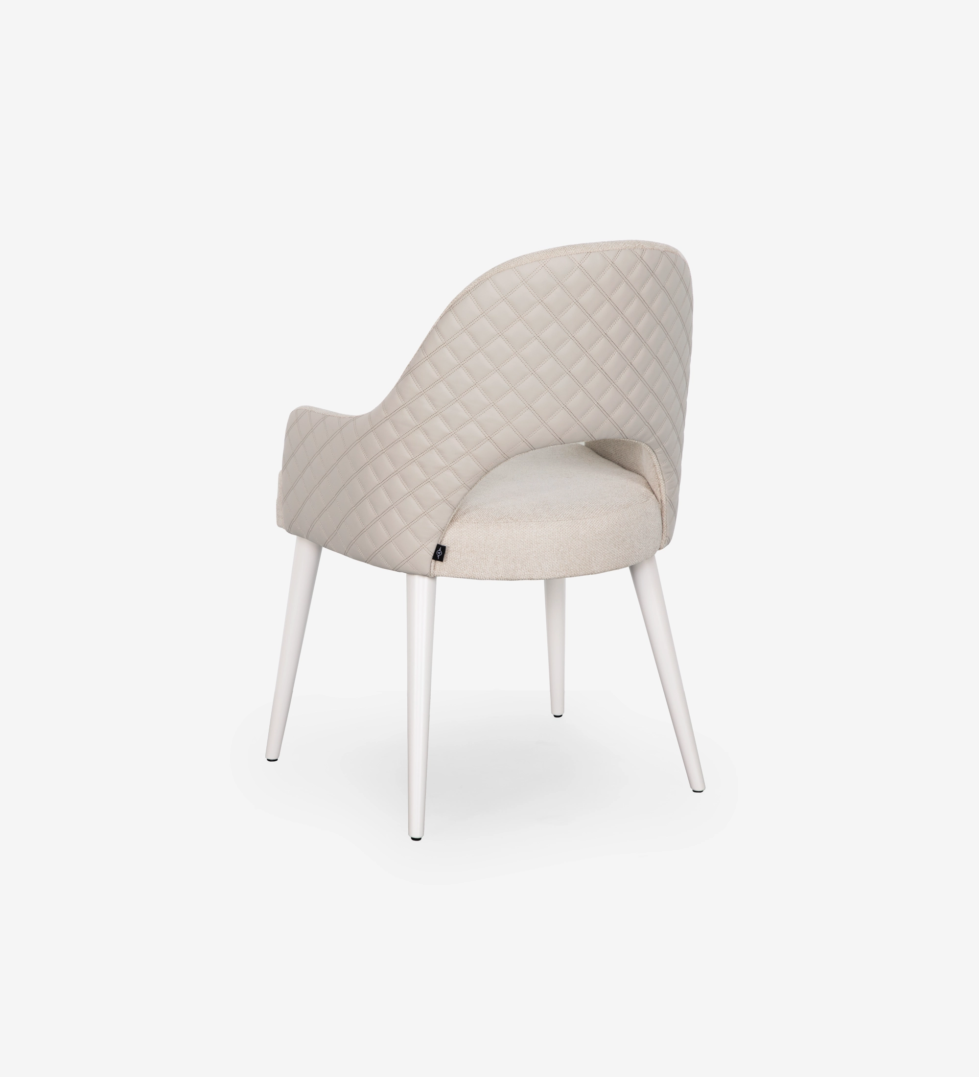 Silla con reposabrazos tapizado en tela beige, con patas lacadas en perla.