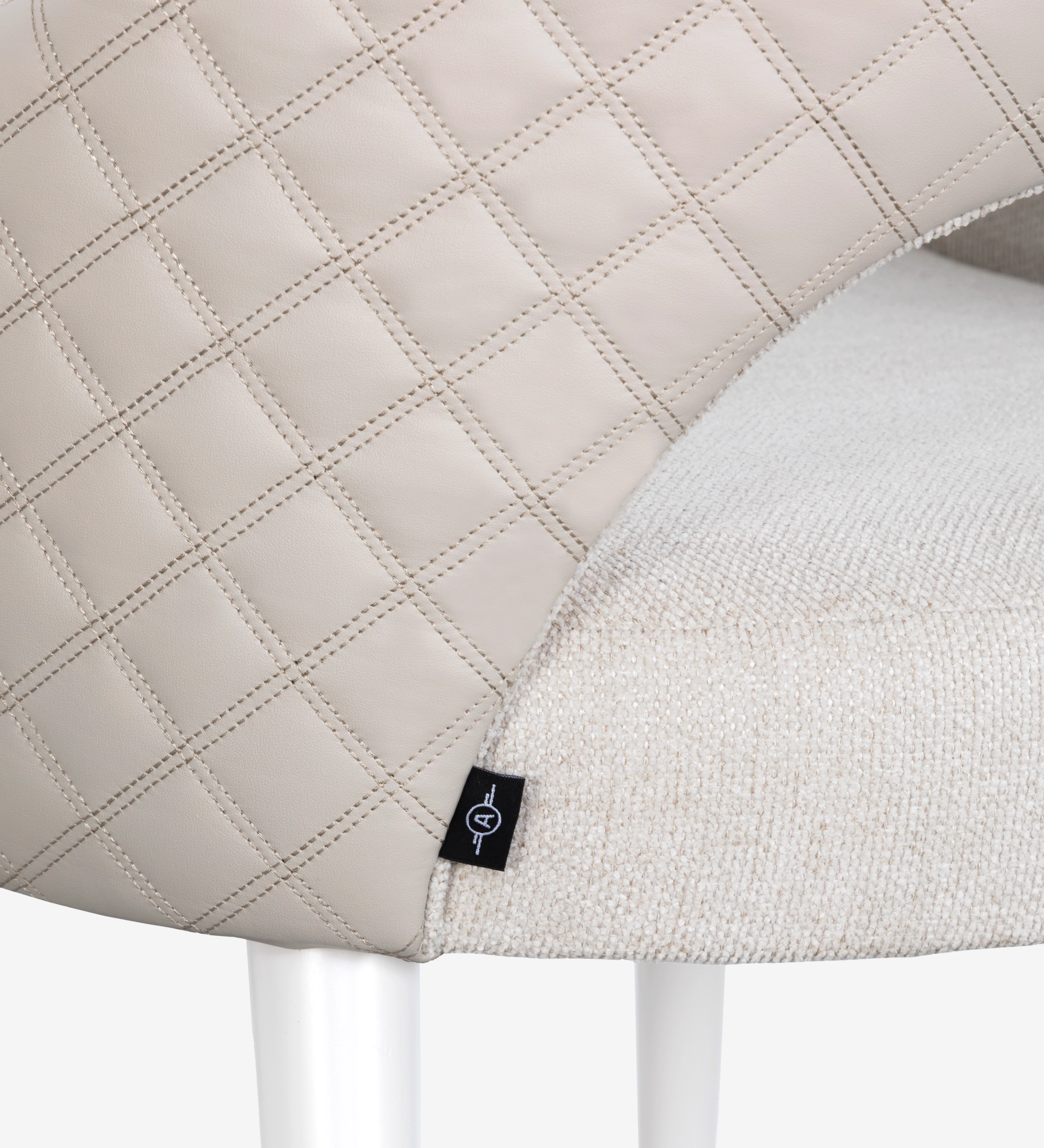 Silla con reposabrazos tapizado en tela beige, con patas lacadas en perla.
