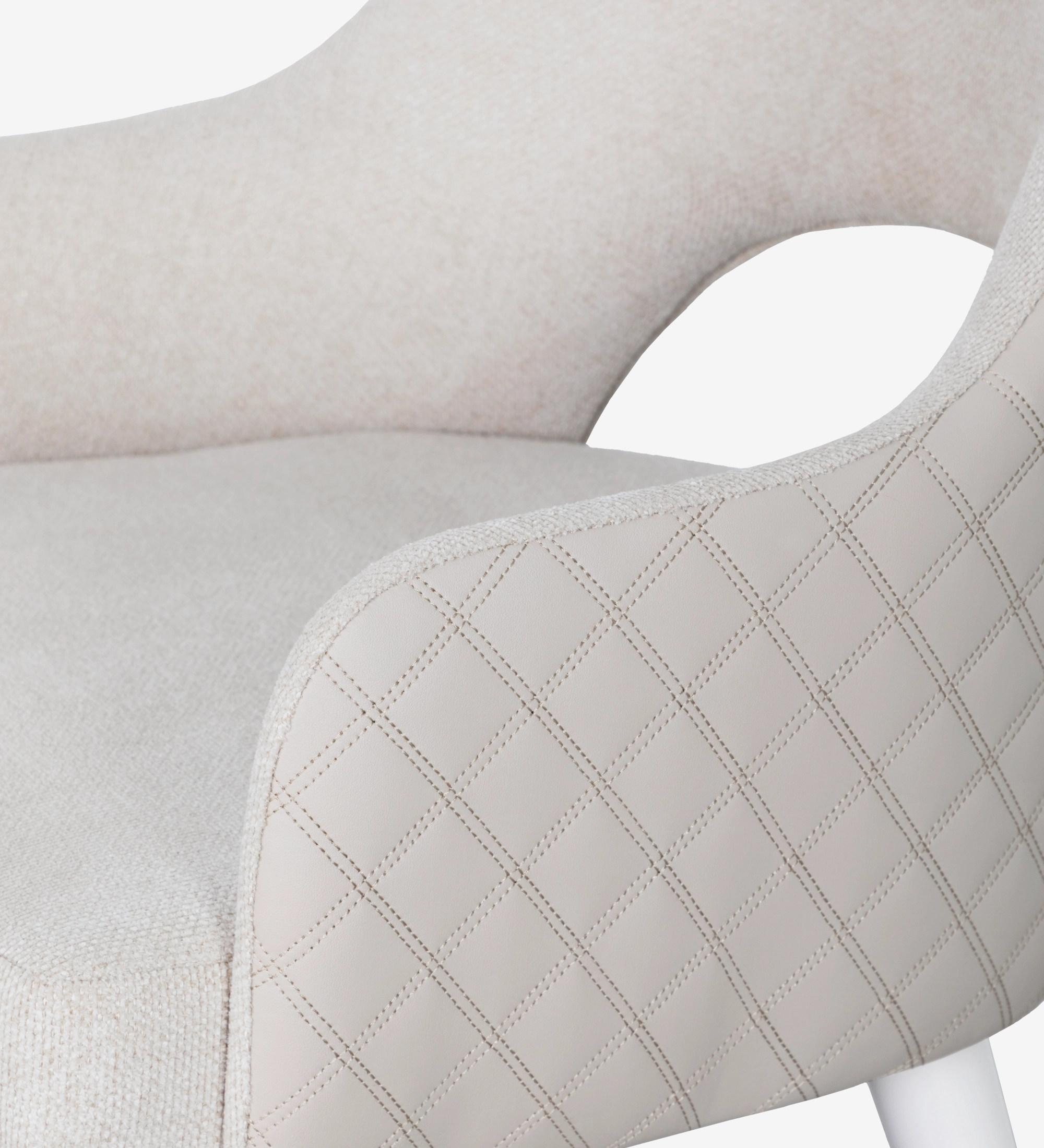 Silla con reposabrazos tapizado en tela beige, con patas lacadas en perla.