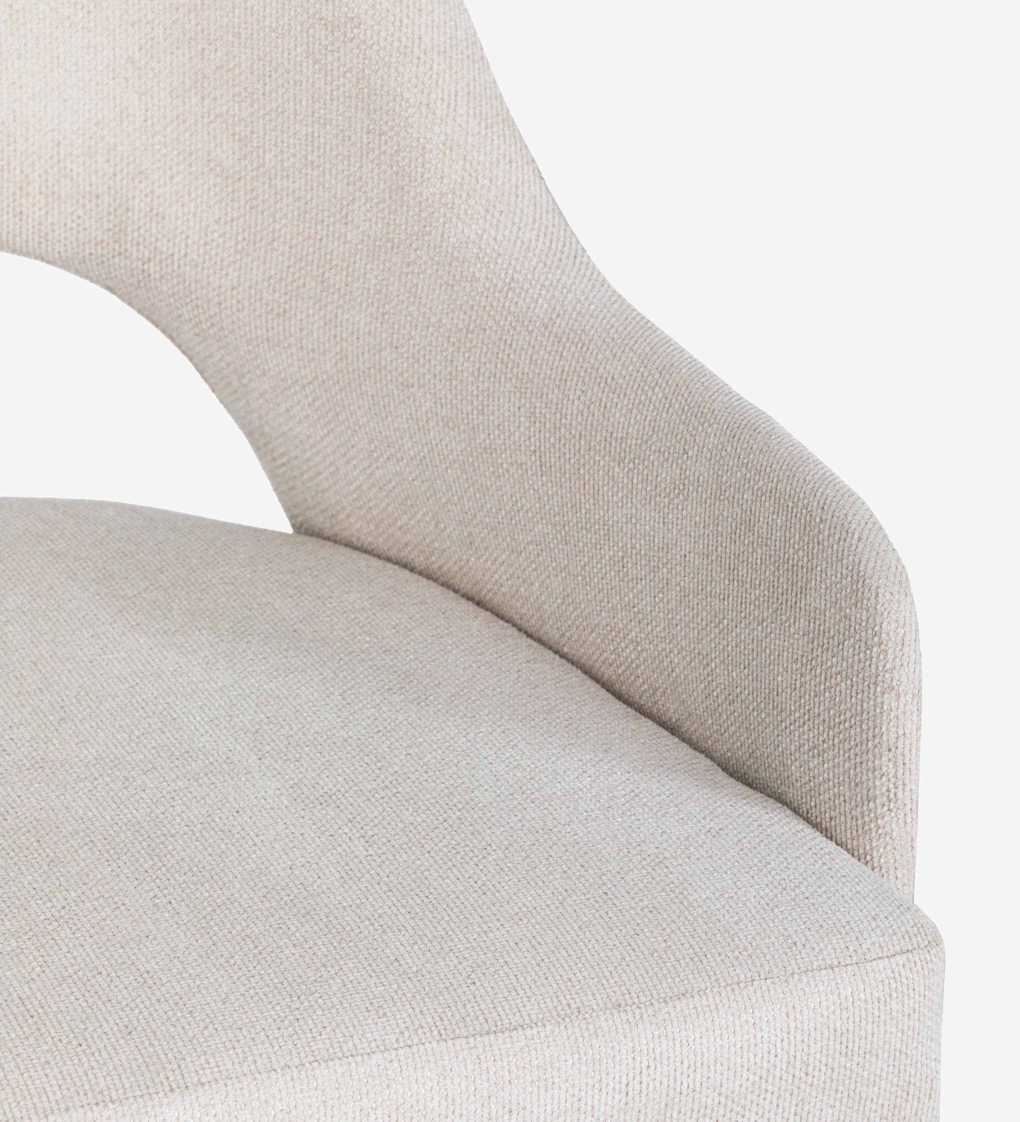 Silla con reposabrazos tapizado en tela beige, con patas lacadas en perla.