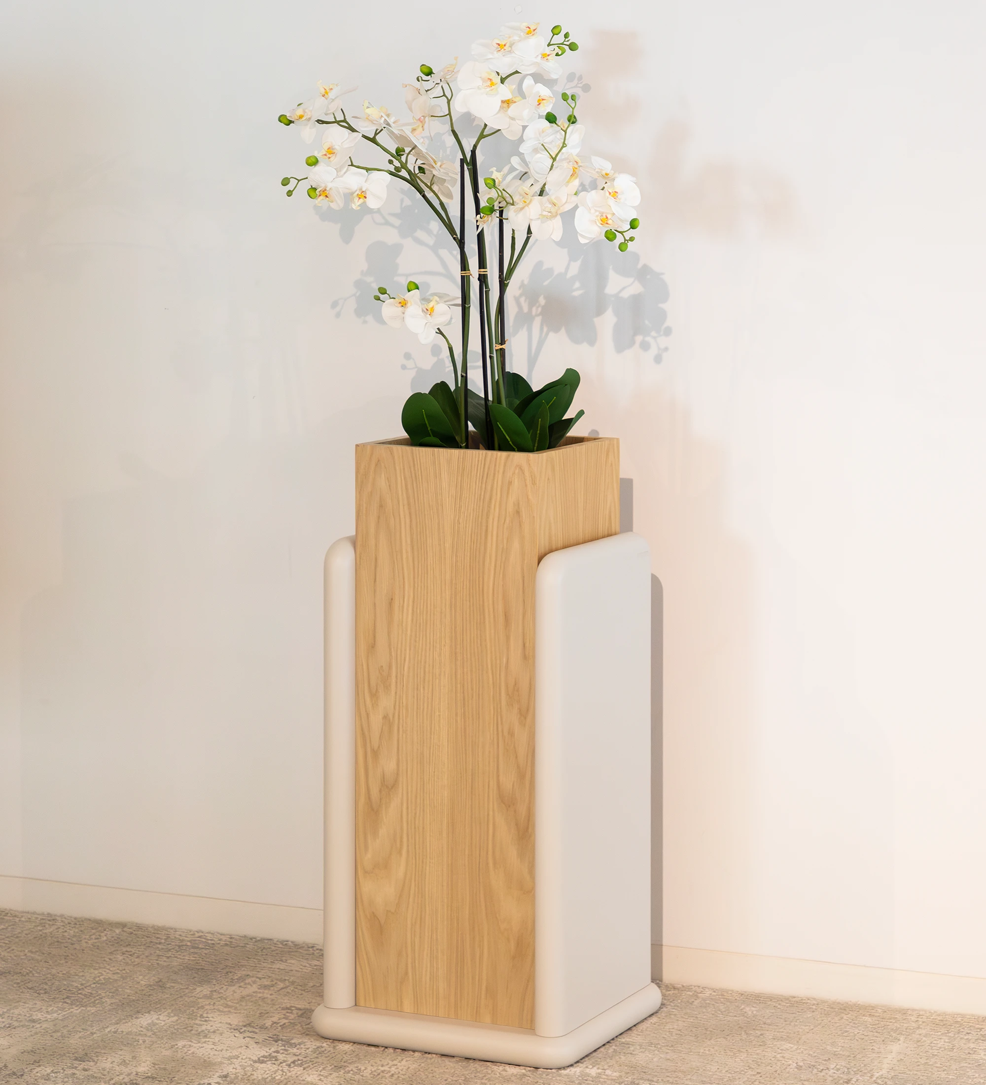 Flower box in pearl lacquer and natural oak