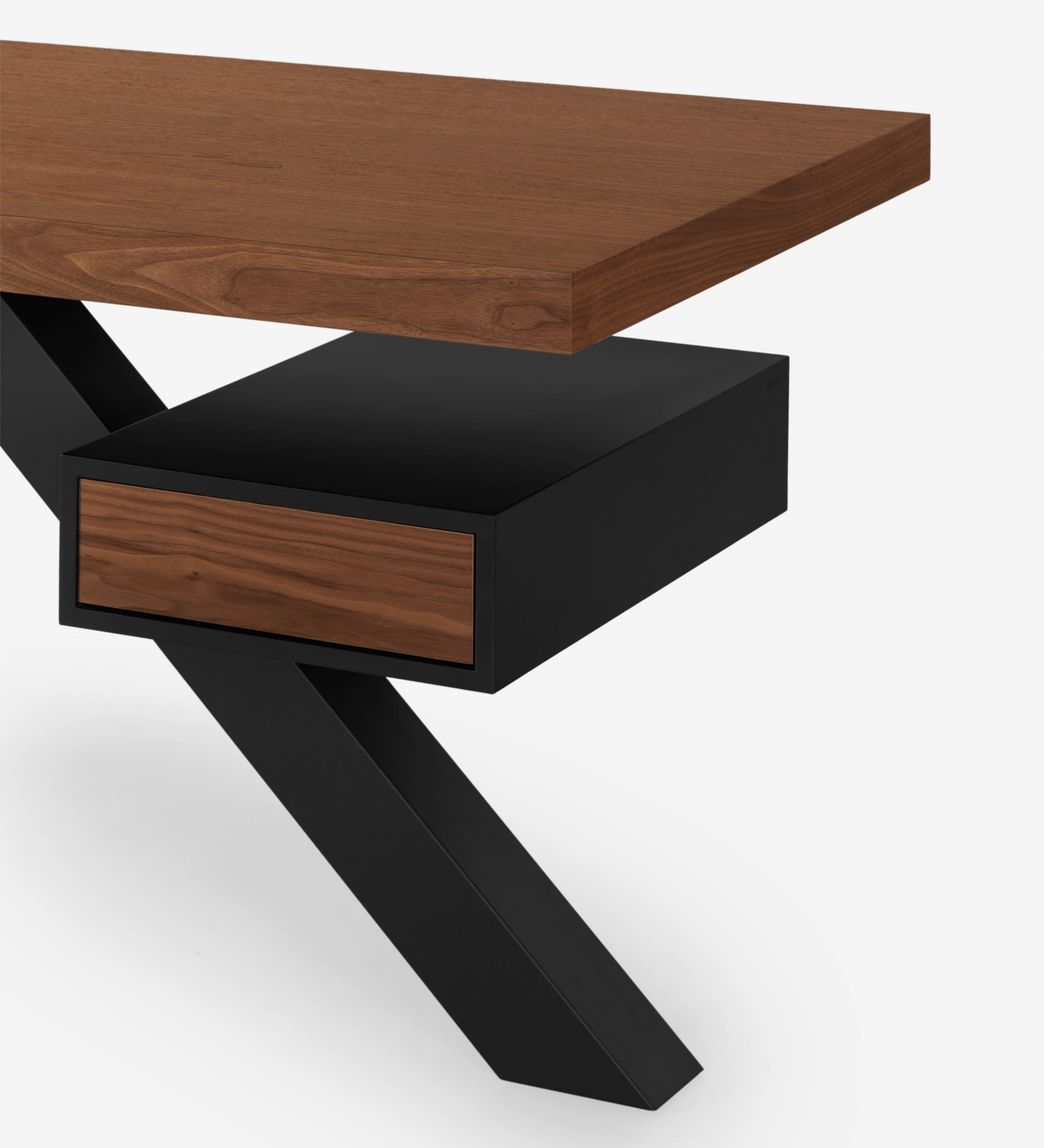 Bureau avec plateau en noyer naturel, module de tiroir et pied en métal laqué noir.
