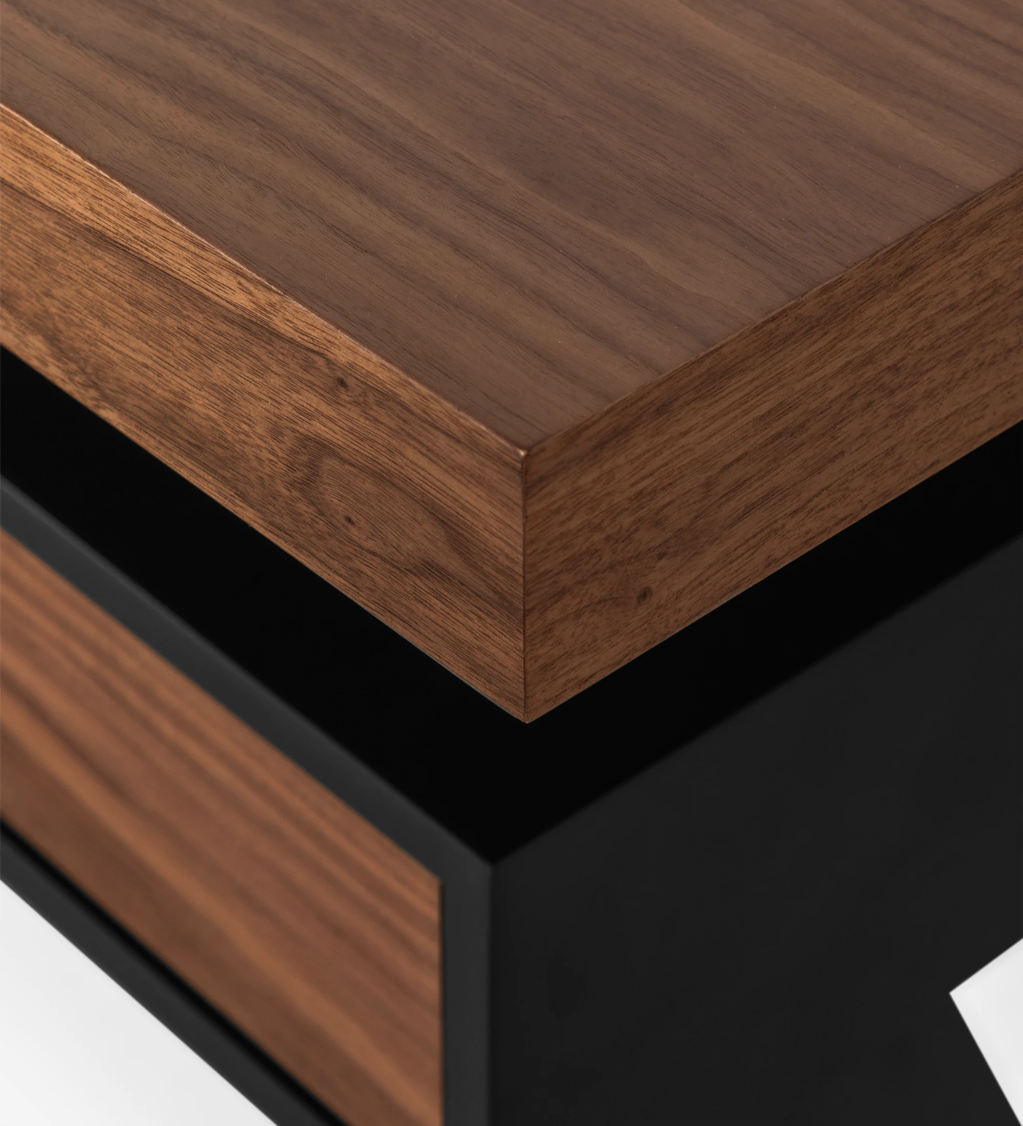 Bureau avec plateau en noyer naturel, module de tiroir et pied en métal laqué noir.