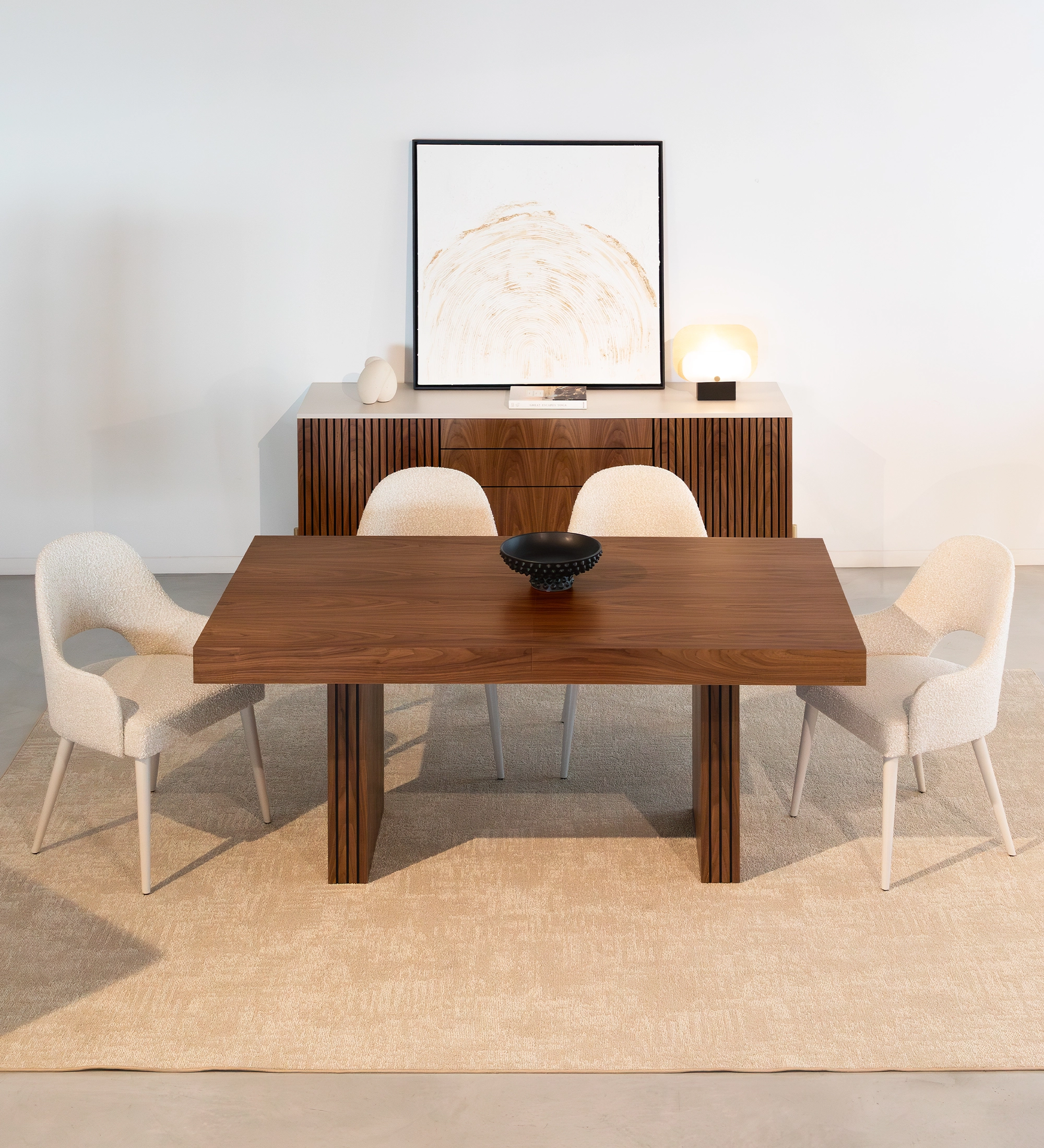 Mesa de jantar extensível retangular em nogueira natural, pés com frisos. 