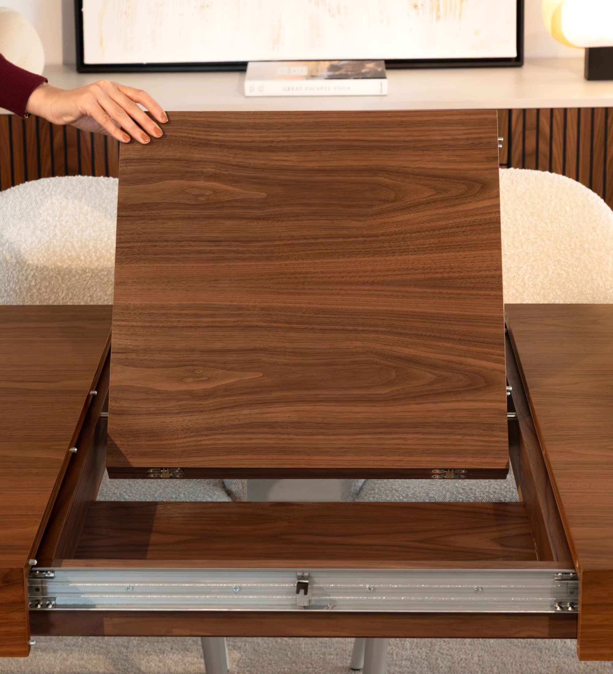Mesa de jantar extensível retangular em nogueira natural, pés com frisos. 