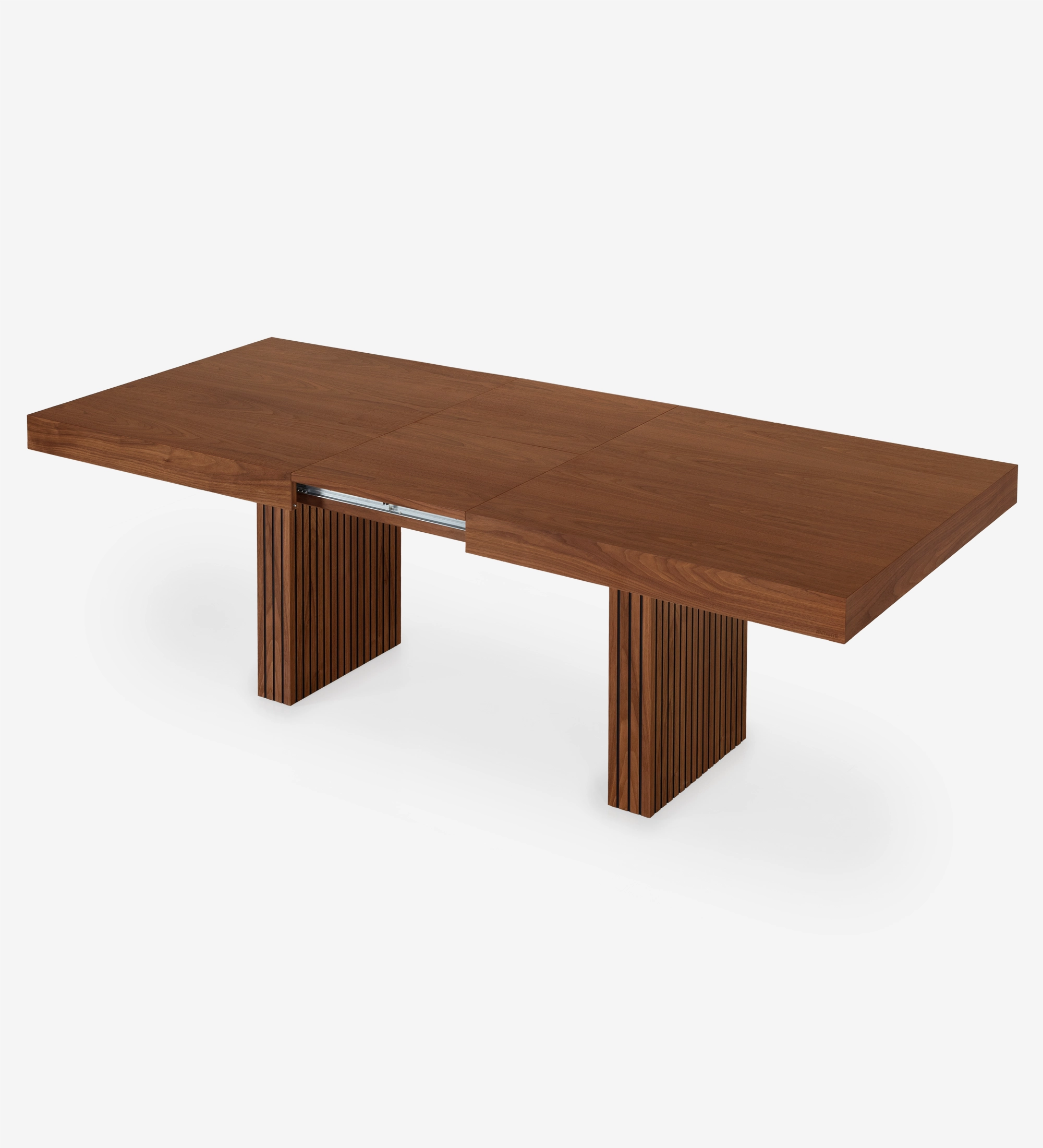 Mesa de jantar extensível retangular em nogueira natural, pés com frisos. 
