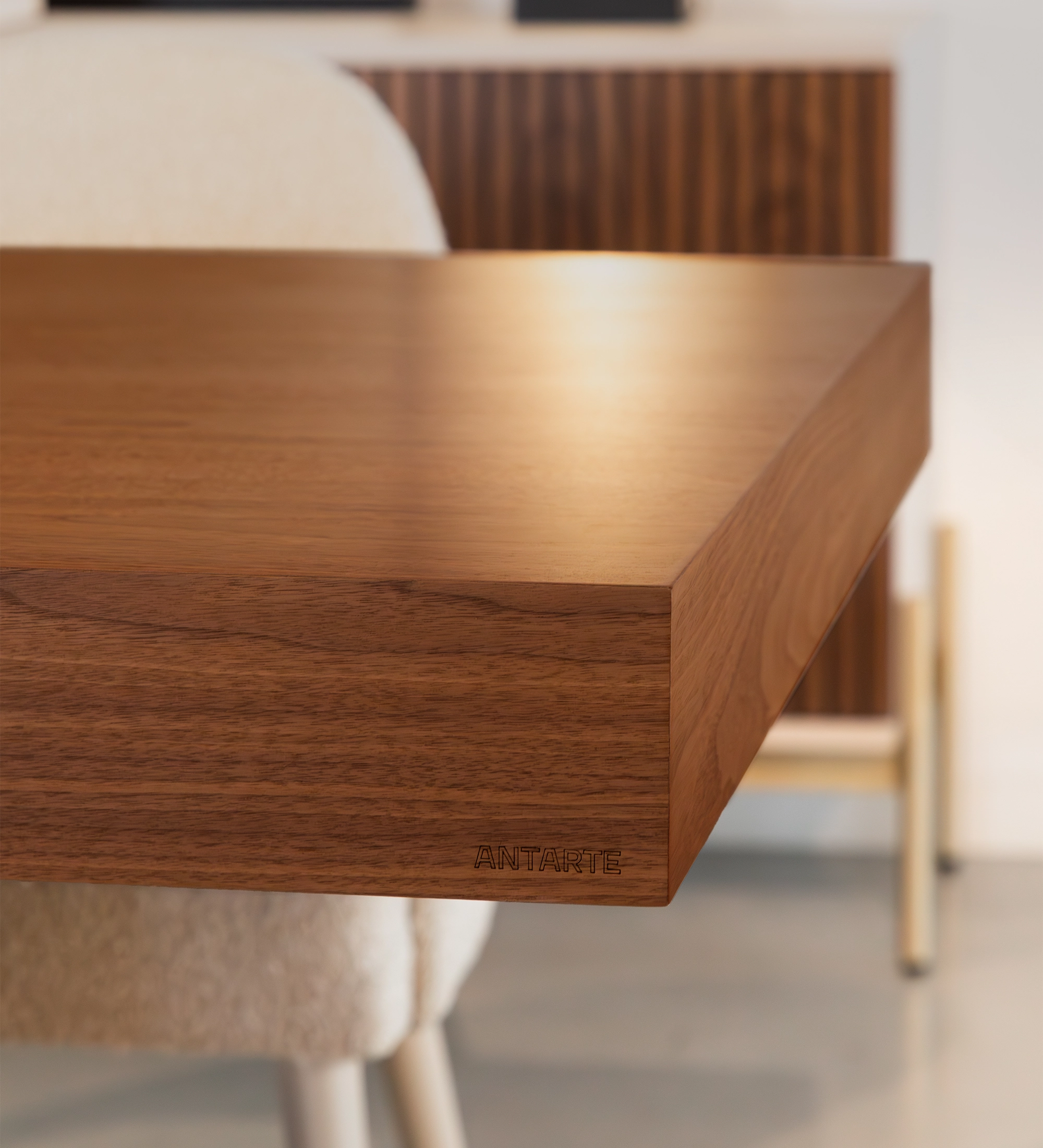 Mesa de jantar extensível retangular em nogueira natural, pés com frisos. 