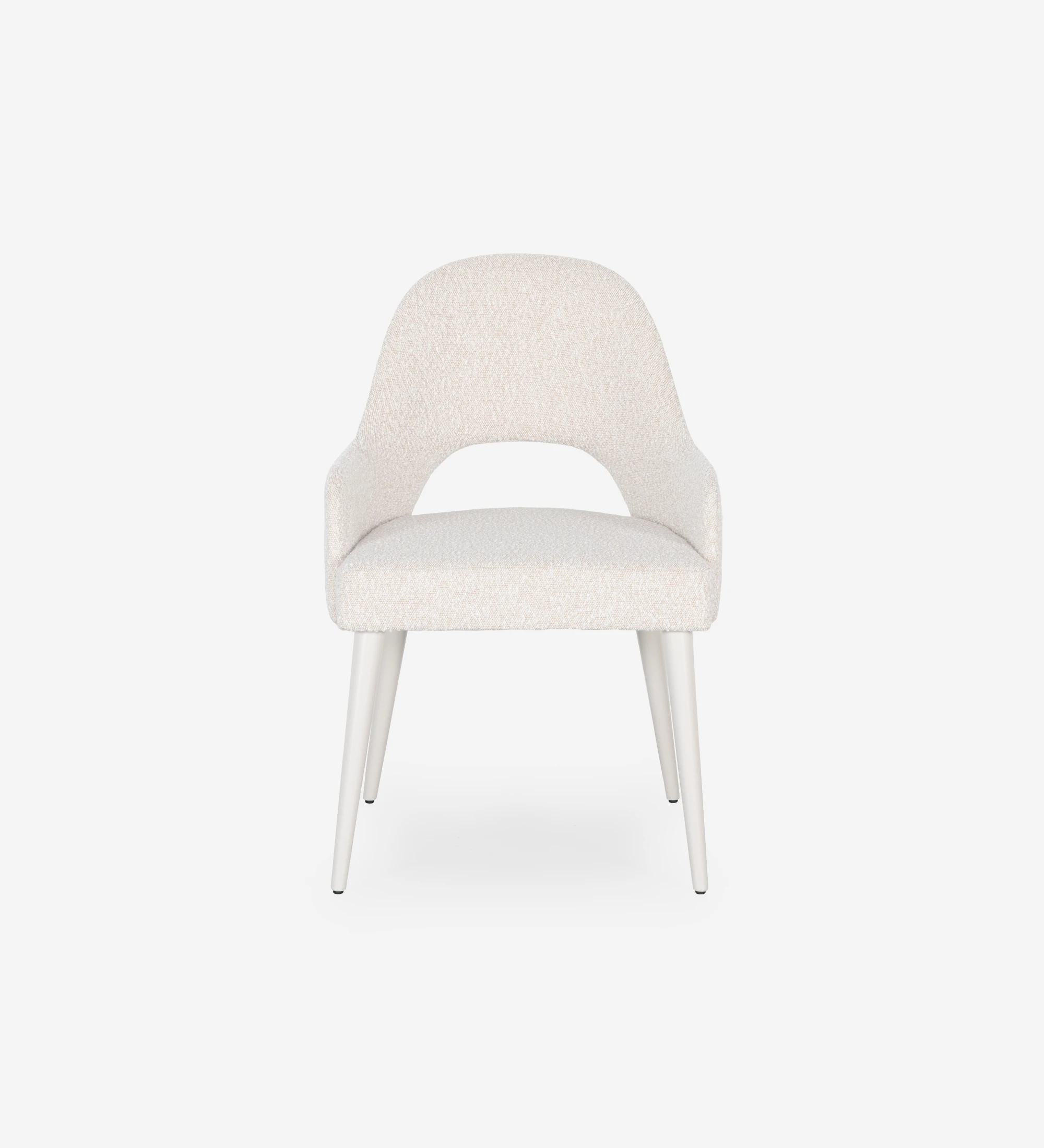 Silla con reposabrazos tapizado en tela perla, con patas lacadas en perla.