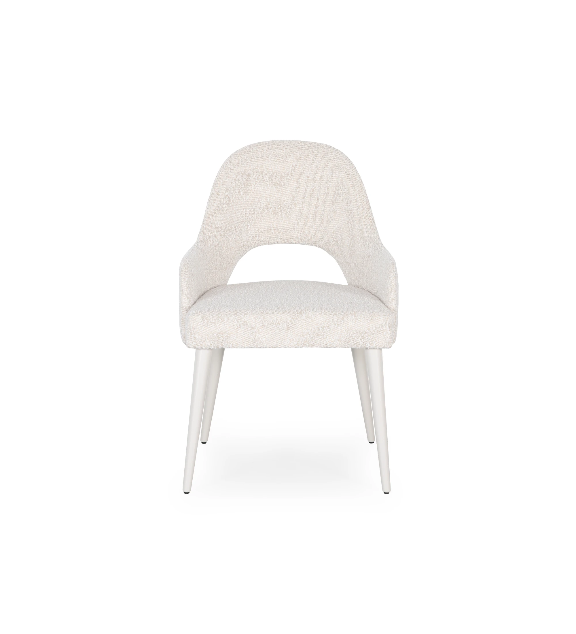 Silla con reposabrazos tapizado en tela perla, con patas lacadas en perla.