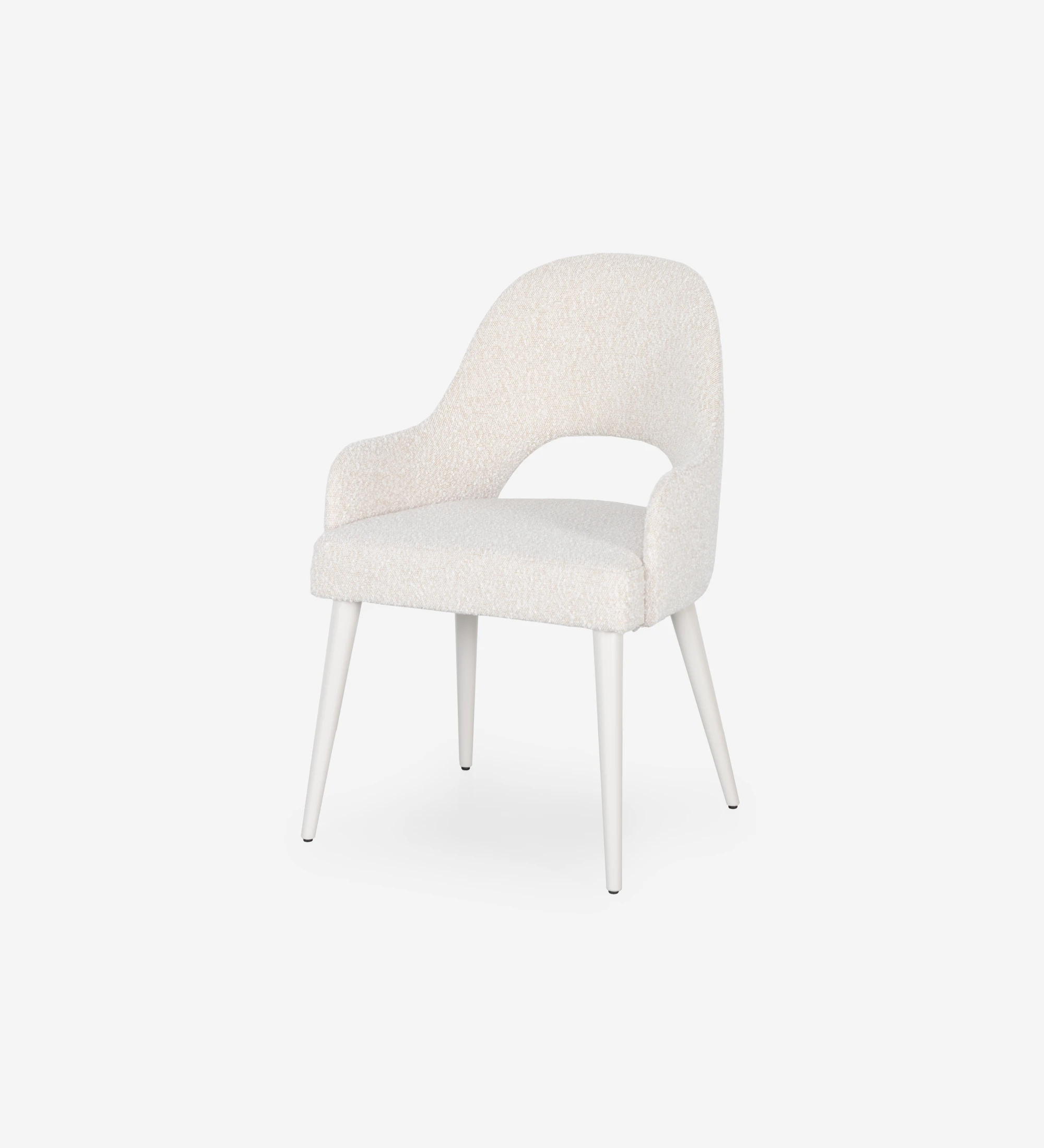 Silla con reposabrazos tapizado en tela perla, con patas lacadas en perla.