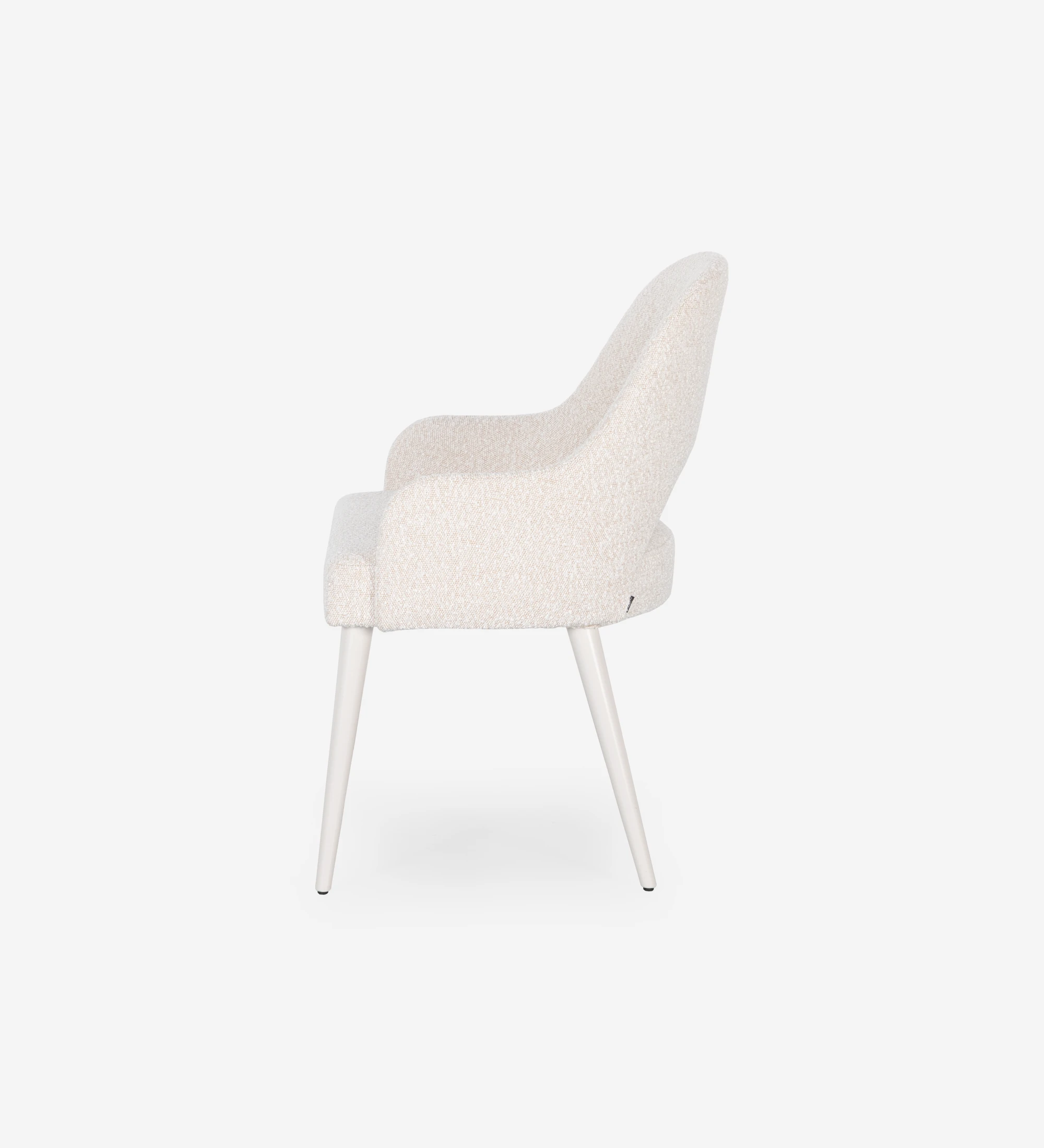 Silla con reposabrazos tapizado en tela perla, con patas lacadas en perla.