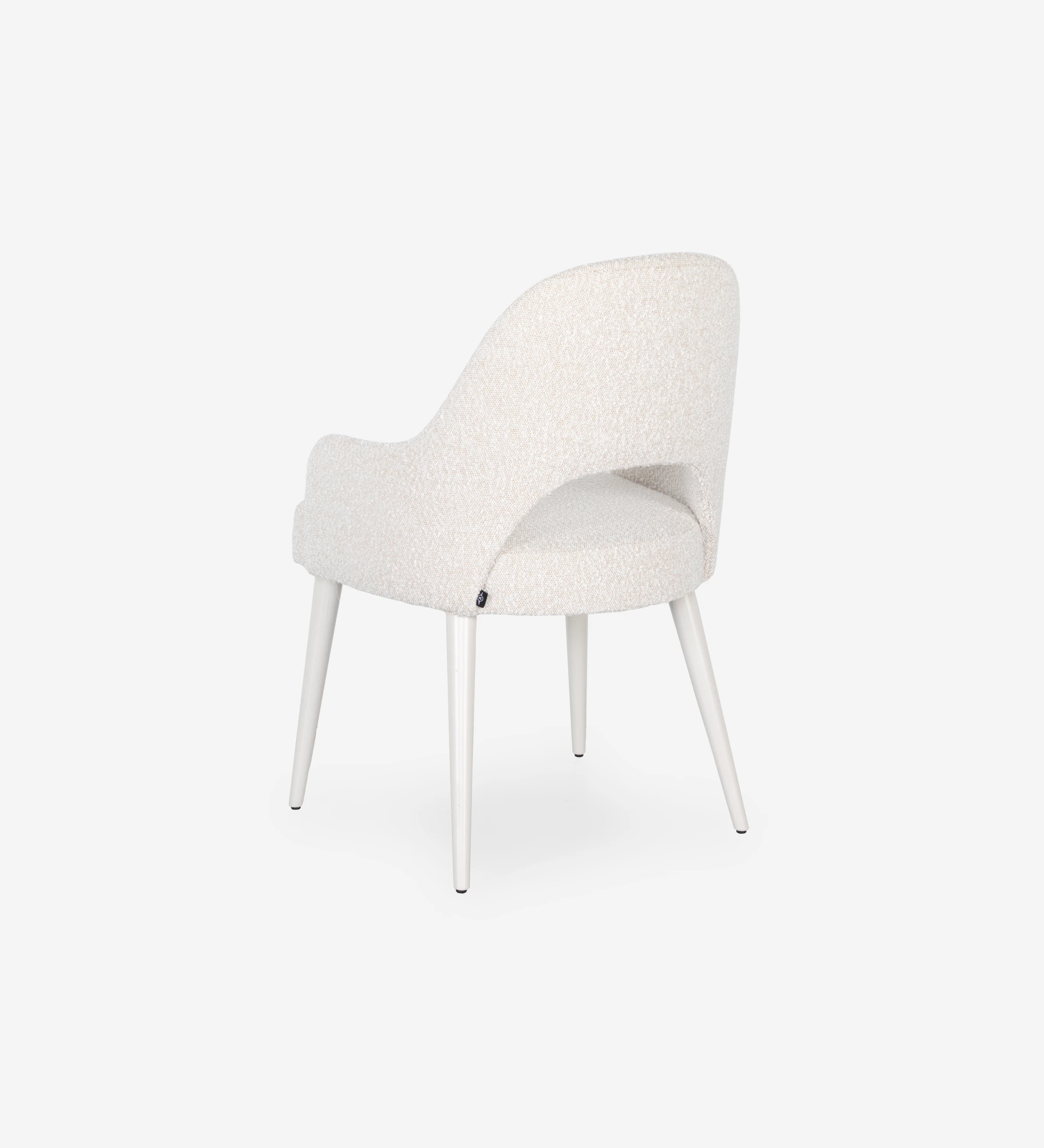 Silla con reposabrazos tapizado en tela perla, con patas lacadas en perla.